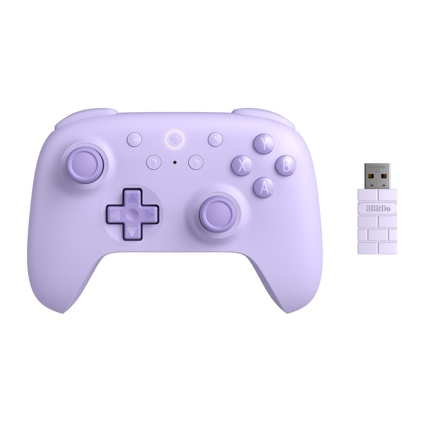 Beyaz arkaplanda çift analog çubuk ve yön tuşuna sahip mor bir 8BitDo oyun kumandası ve yanında uygun bir USB alıcı.