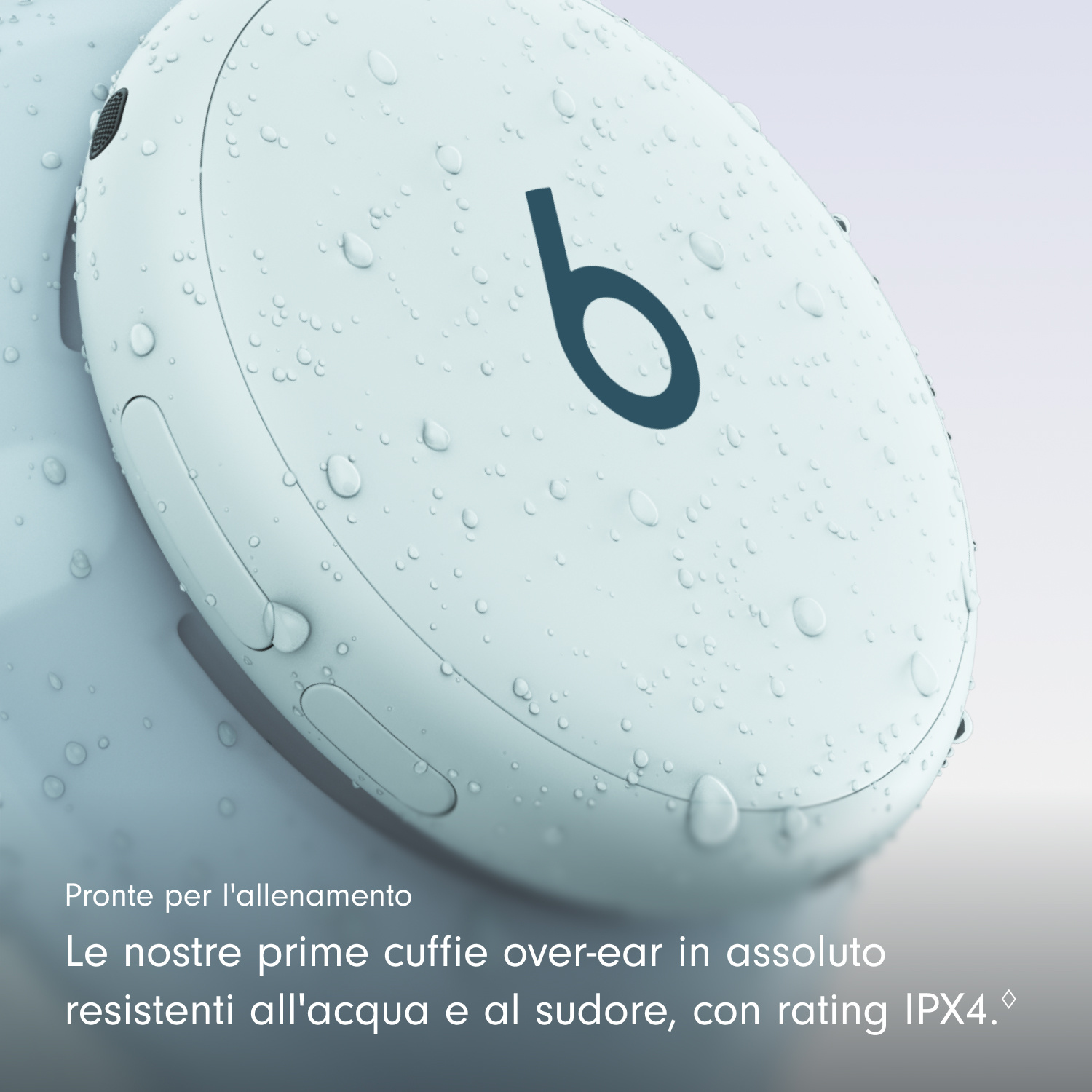 Gocce d'acqua su cuffie Beats azzurre con testo bianco.