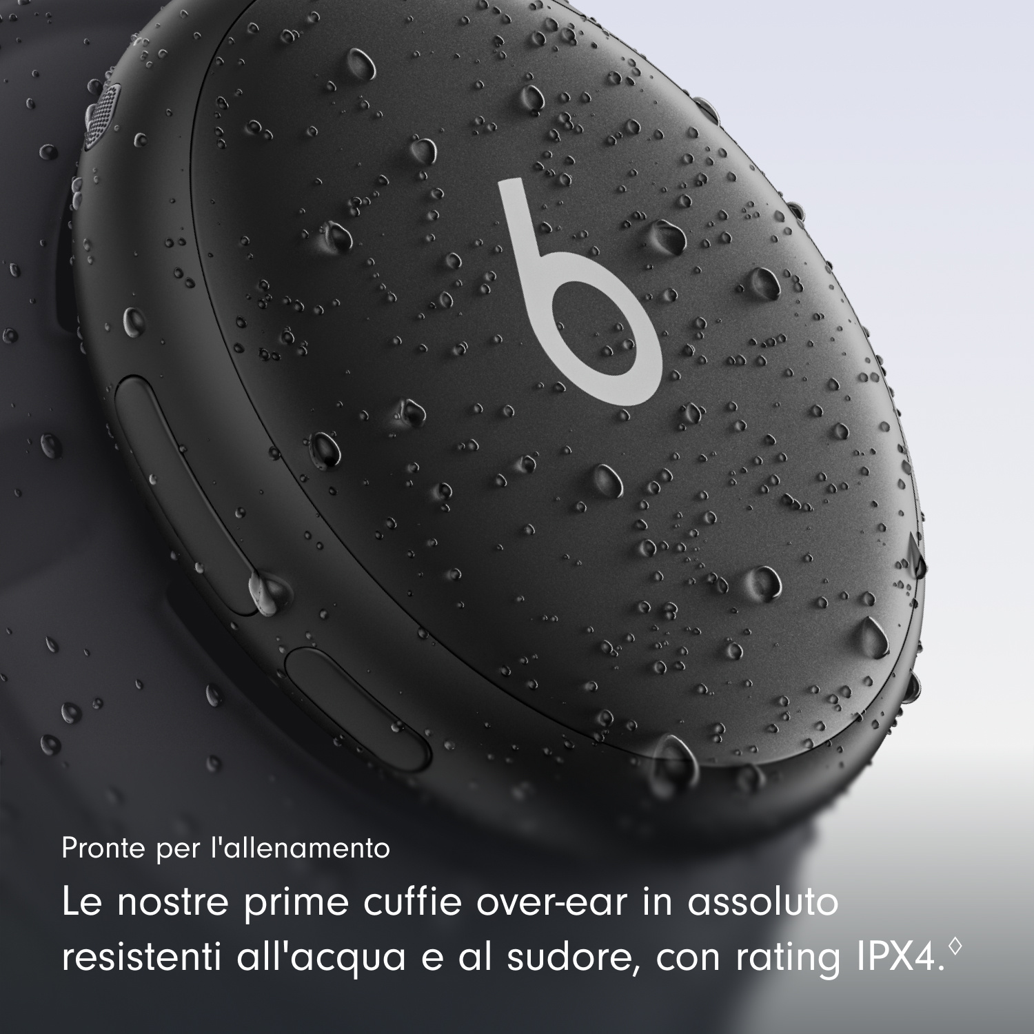 Cuffie Beats nere ricoperte di gocce d'acqua.