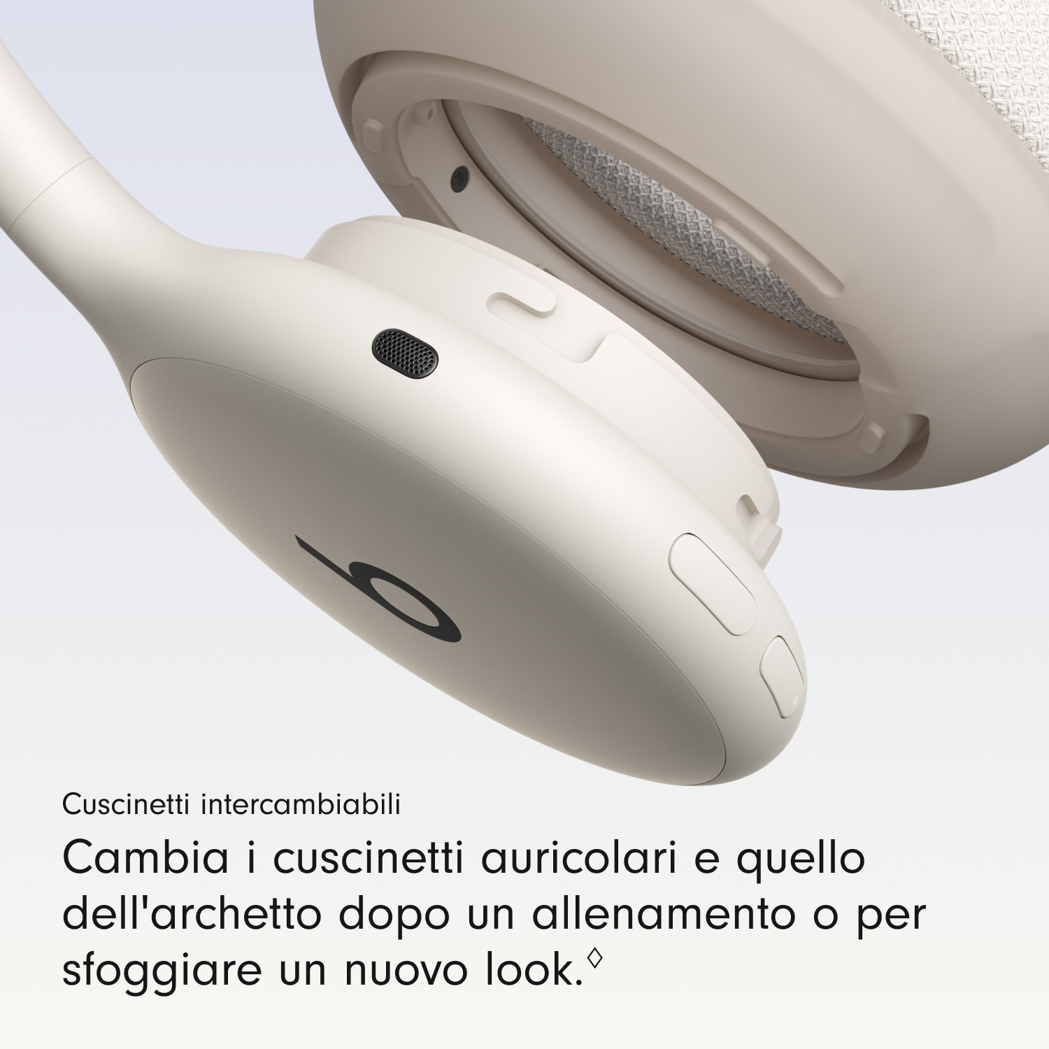 Cuffie wireless beige con cuscinetti rimovibili e testo in italiano in basso.