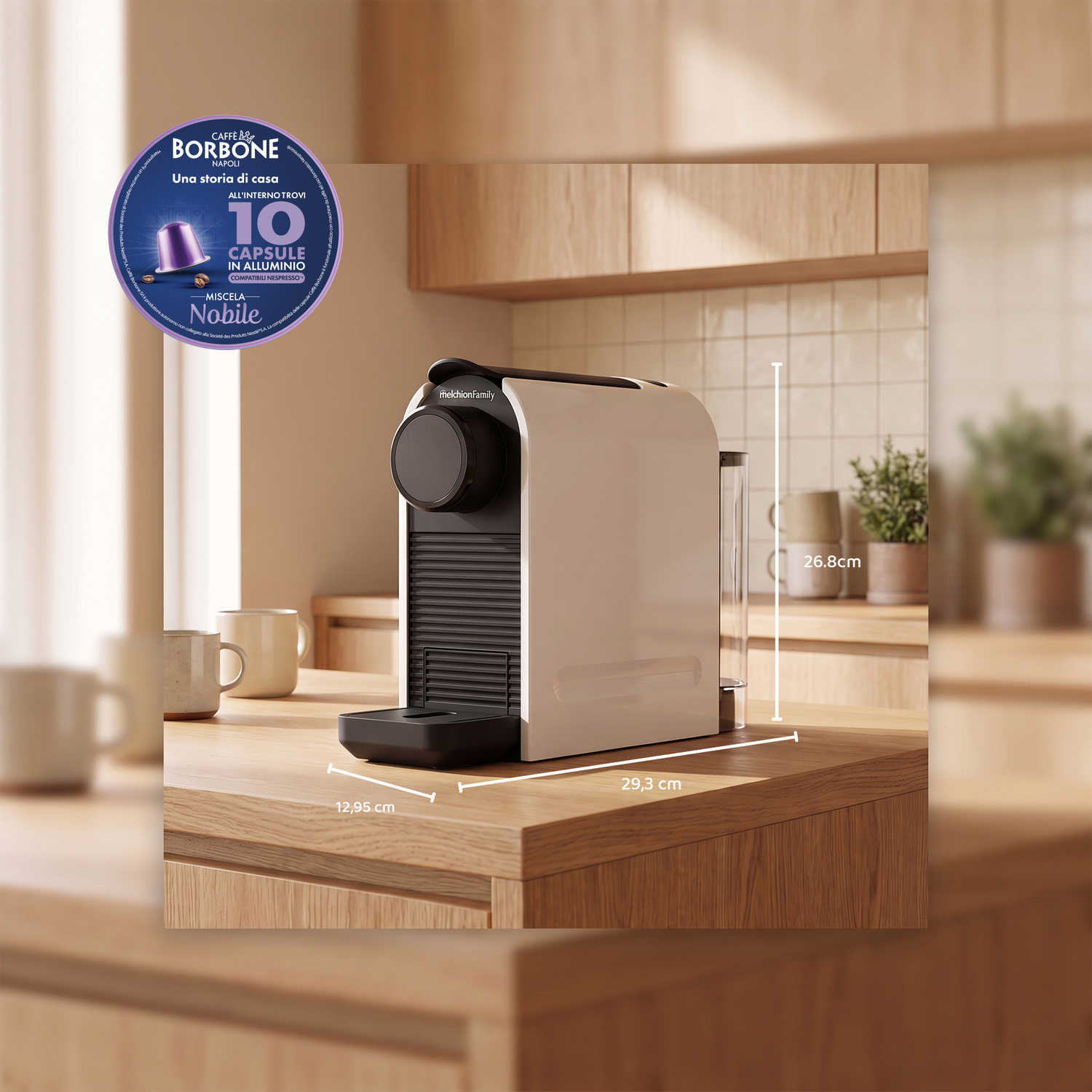 Una compatta macchina da caffè beige con indicatori di dimensione si trova su un bancone da cucina in legno.