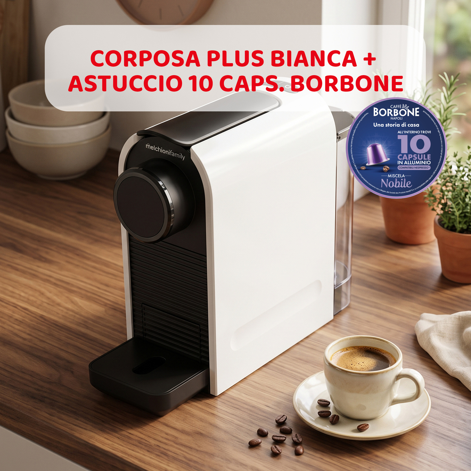 Una macchina da caffè bianca su bancone di legno con tazza e chicchi.