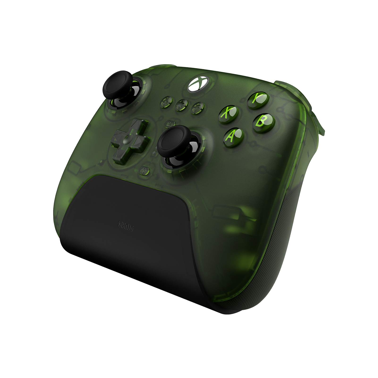 Beyaz arka planda siyah analog kollara ve şarj istasyonuna sahip şeffaf koyu yeşil Xbox kontrolcüsü.