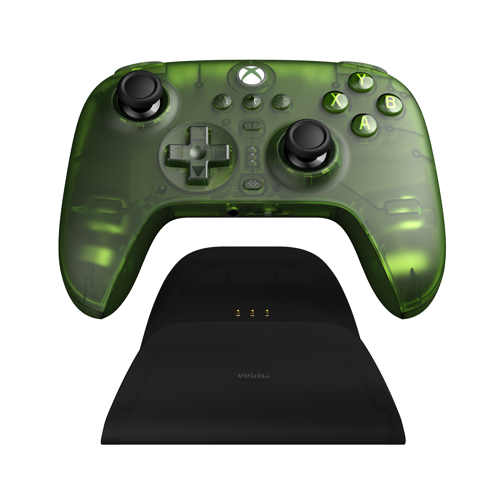 Beyaz arka planda siyah şarj istasyonunun üzerinde yarı saydam yeşil Xbox kontrolcüsü.