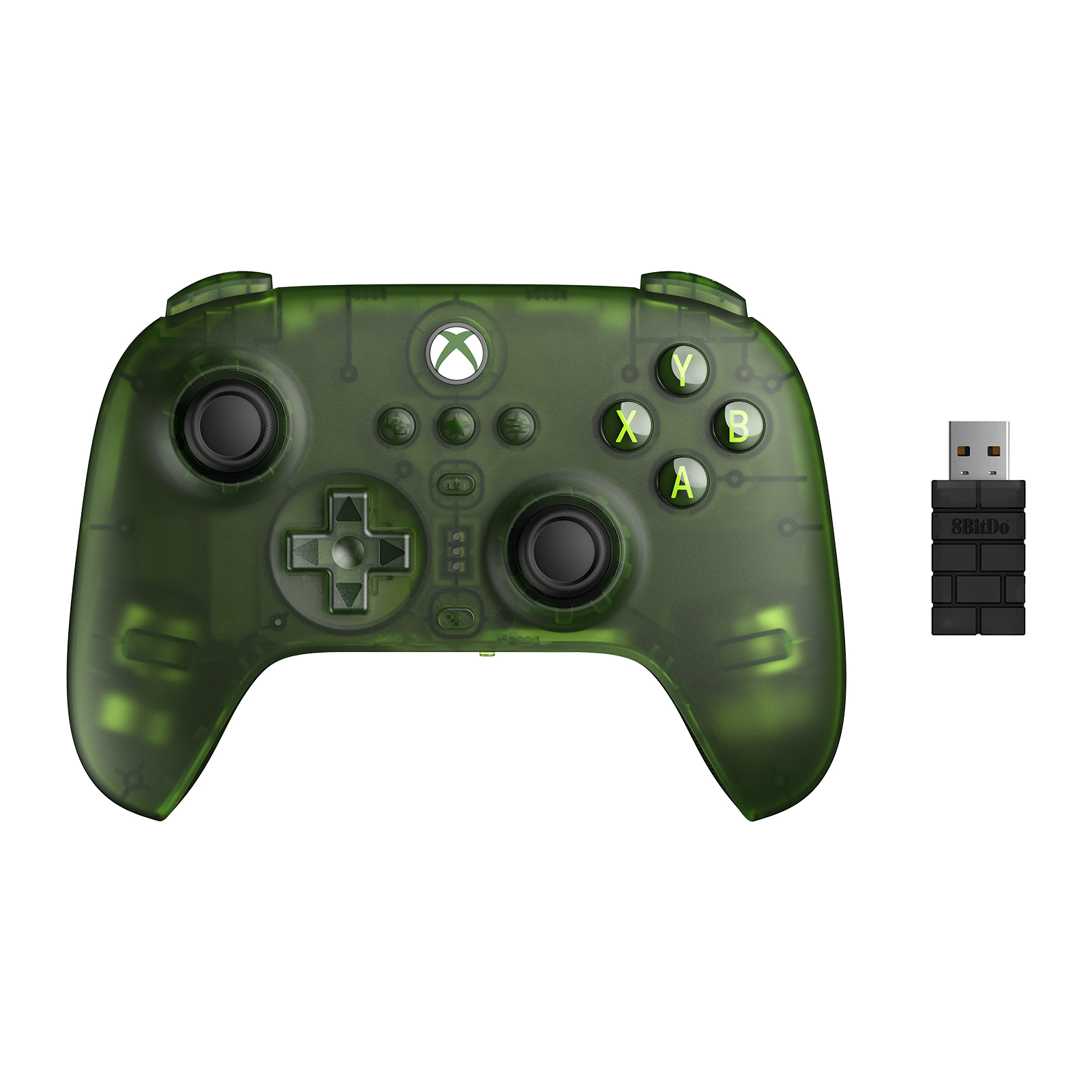 Beyaz arka planda siyah analog çubuklara sahip şeffaf yeşil Xbox oyun kolu ve sağda küçük siyah bir USB adaptörü.