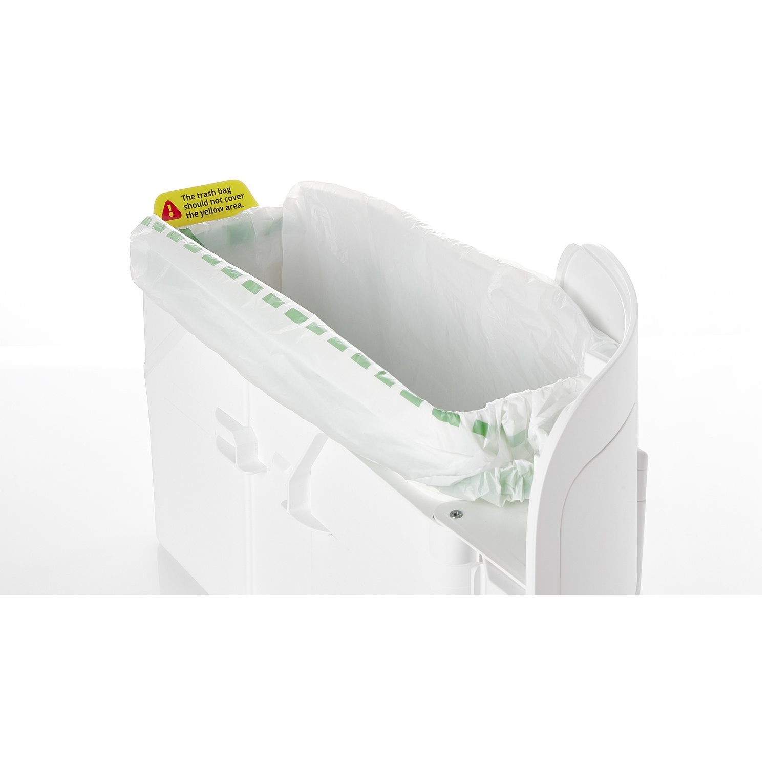 Une poubelle blanche équipée d'un sac blanc et d'une étiquette d'avertissement jaune.