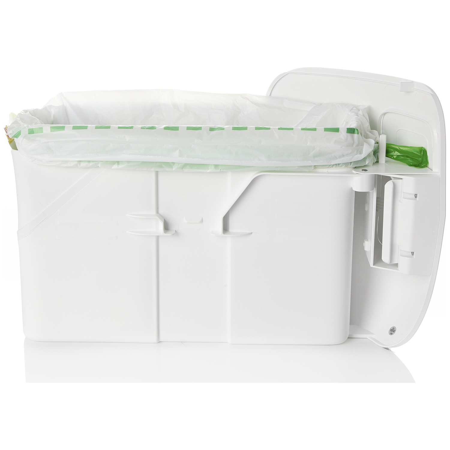 Une poubelle en plastique blanc avec un couvercle ouvert et un sac poubelle blanc à bordure verte.