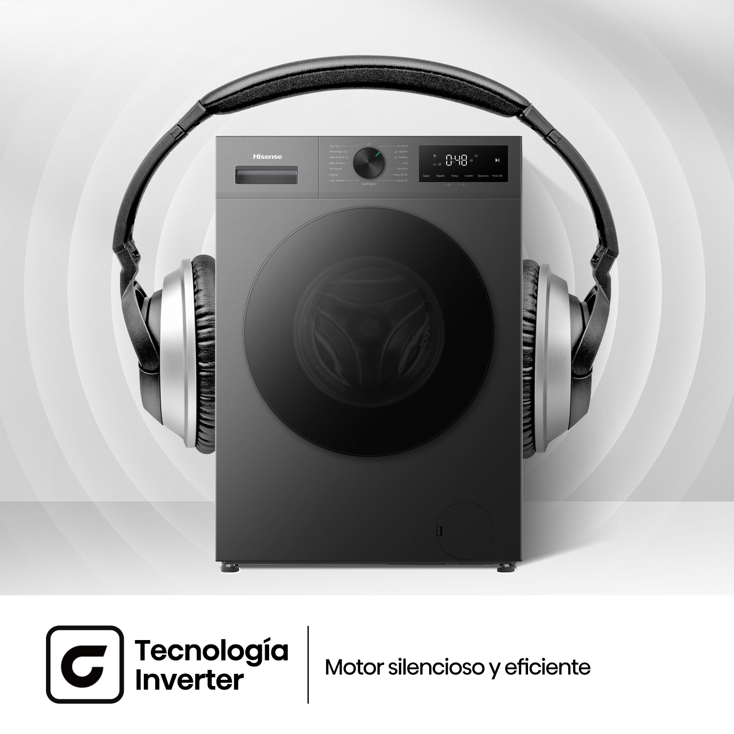 Una lavadora Hisense negra con grandes auriculares encima sobre un fondo de ondas sonoras."Tecnologías Inverter. Motor Silencioso y eficiente"