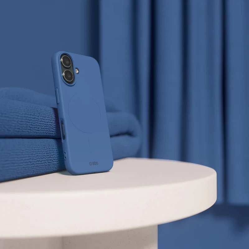 Niebieskie etui na telefon na białym stole z niebieskim tłem.