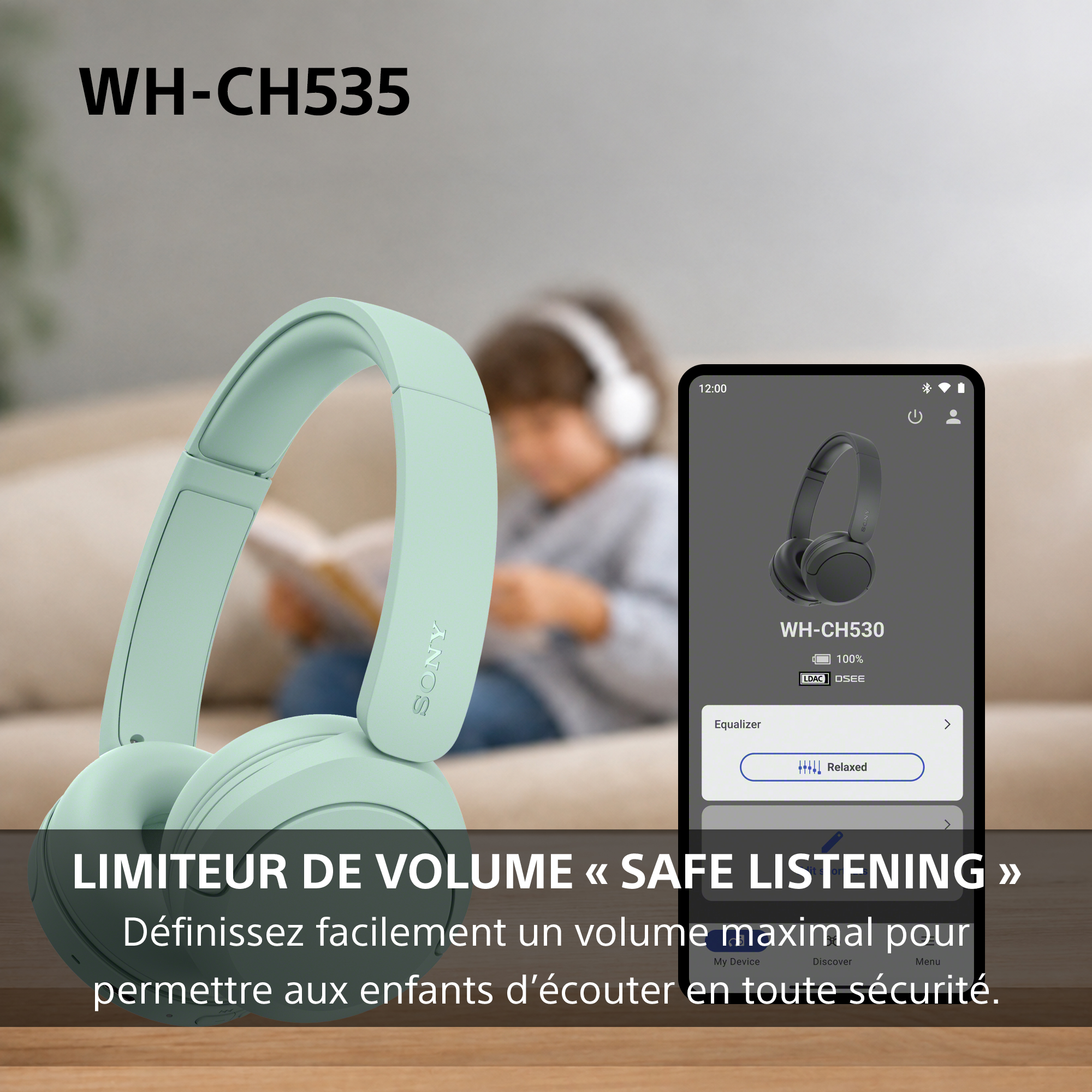Casque Sony vert clair au premier plan, écran d'application smartphone et enfant sur un canapé à l'arrière-plan.