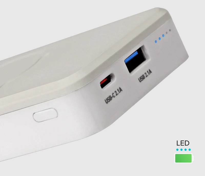 Zbliżenie białego powerbanku z portami USB-C i USB-A oraz wskaźnikiem LED.