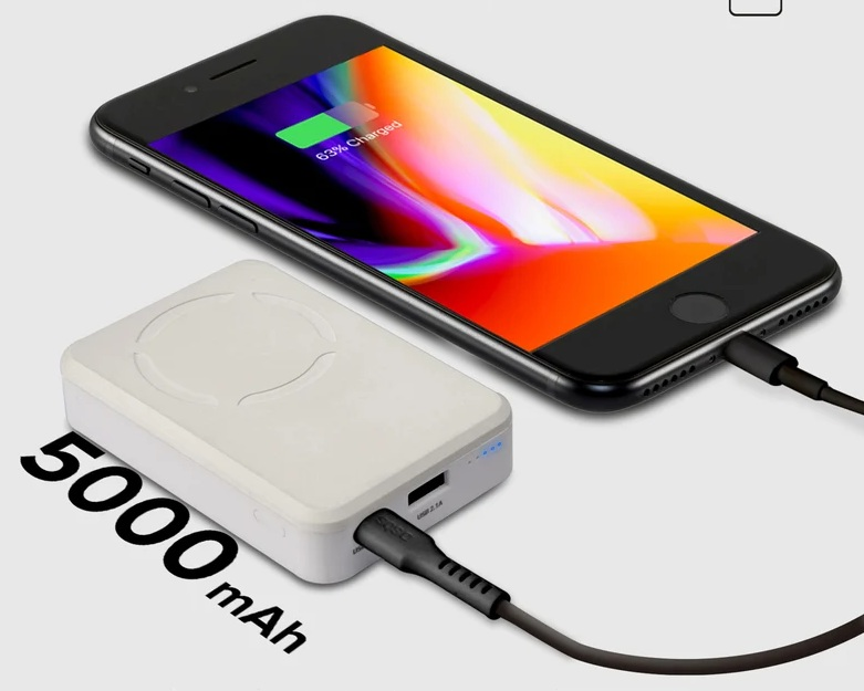 Czarny smartfon jest ładowany przez biały powerbank o pojemności 5000 mAh za pomocą czarnego kabla.