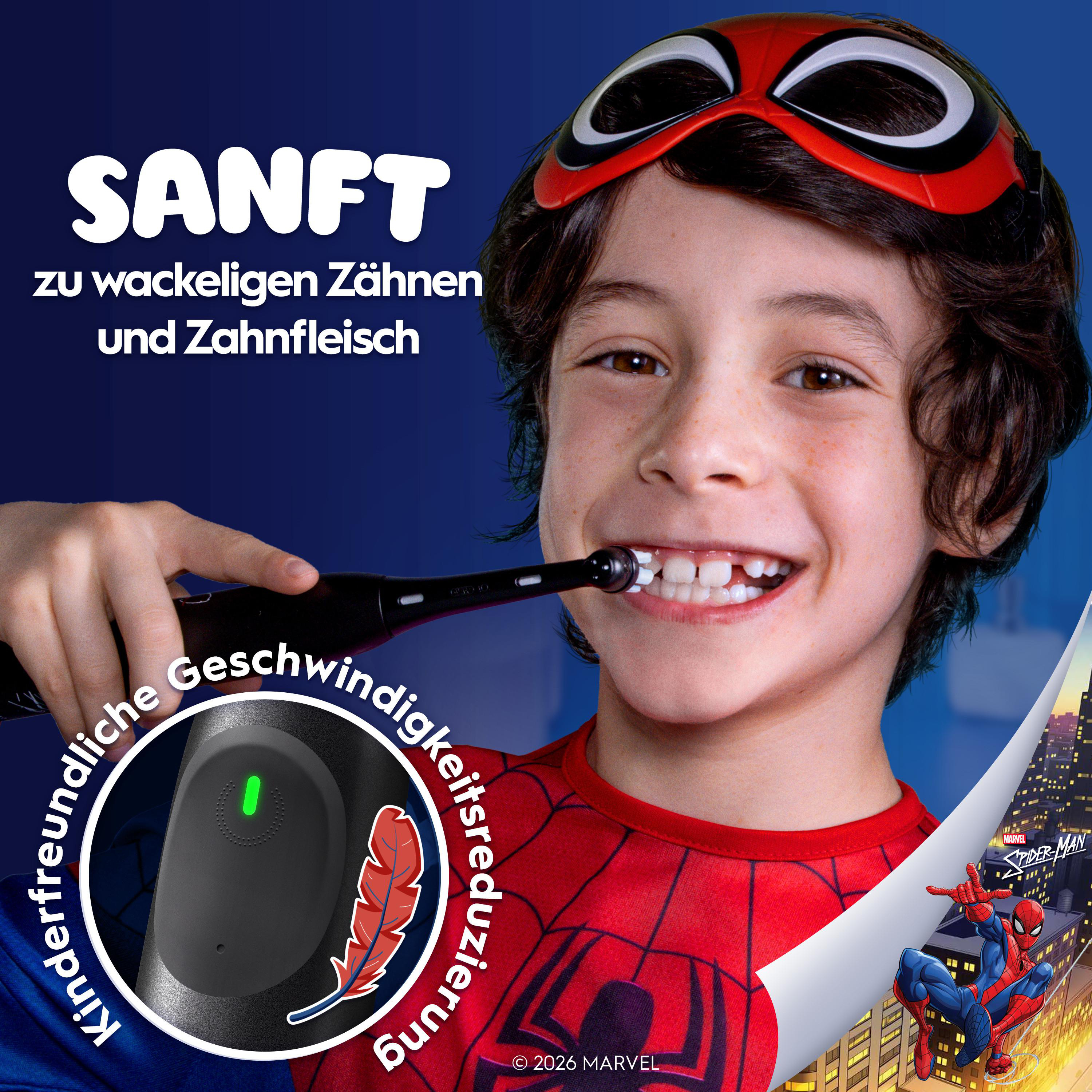 Ein Junge mit Spider-Man-Kostüm und Brille putzt seine Zähne mit einer schwarzen elektrischen Zahnbürste.