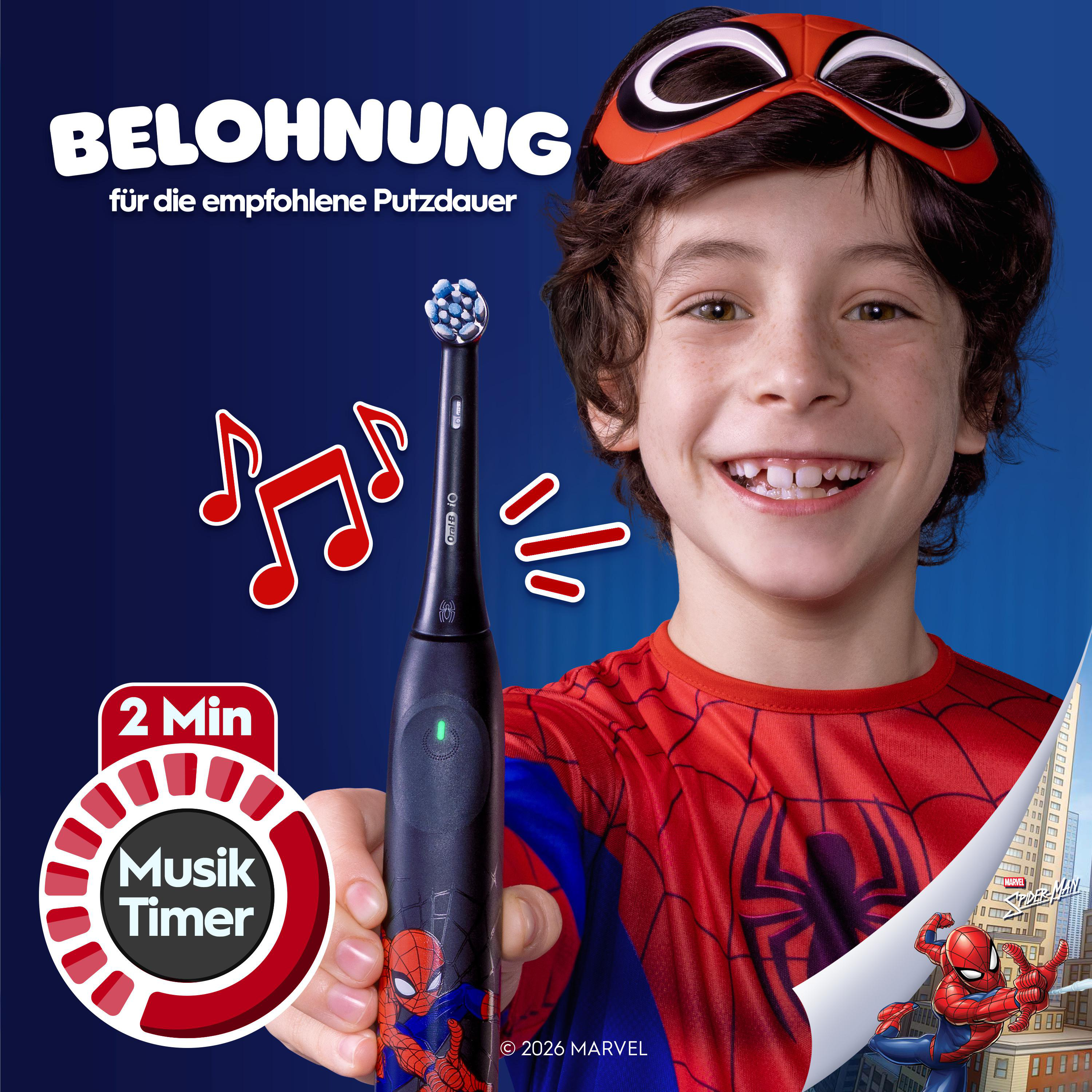 Ein Junge in Spider-Man-Kleidung hält eine Oral-B-Kinderzahnbürste mit Musik-Timer und Marvel-Design in der Hand.