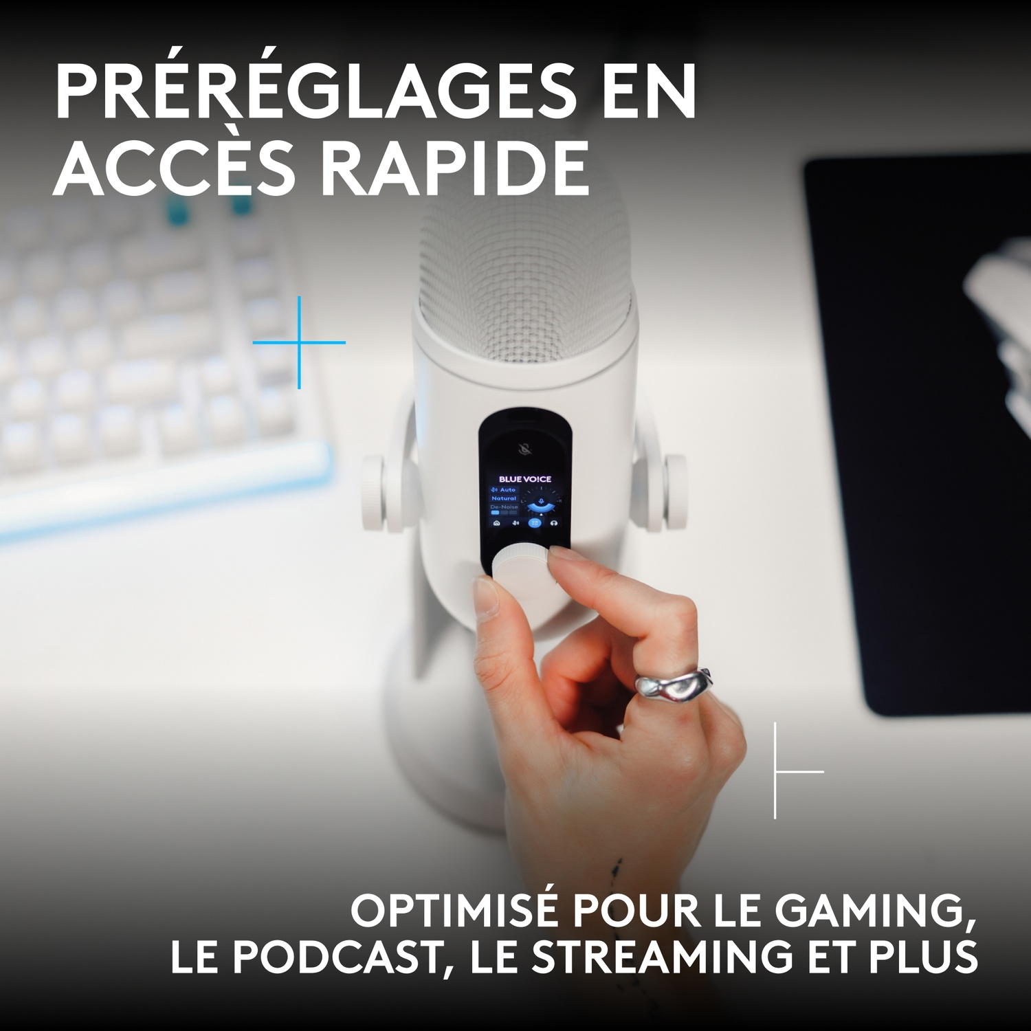 Main ajuste un micro blanc avec écran numérique sur bureau clair avec clavier.