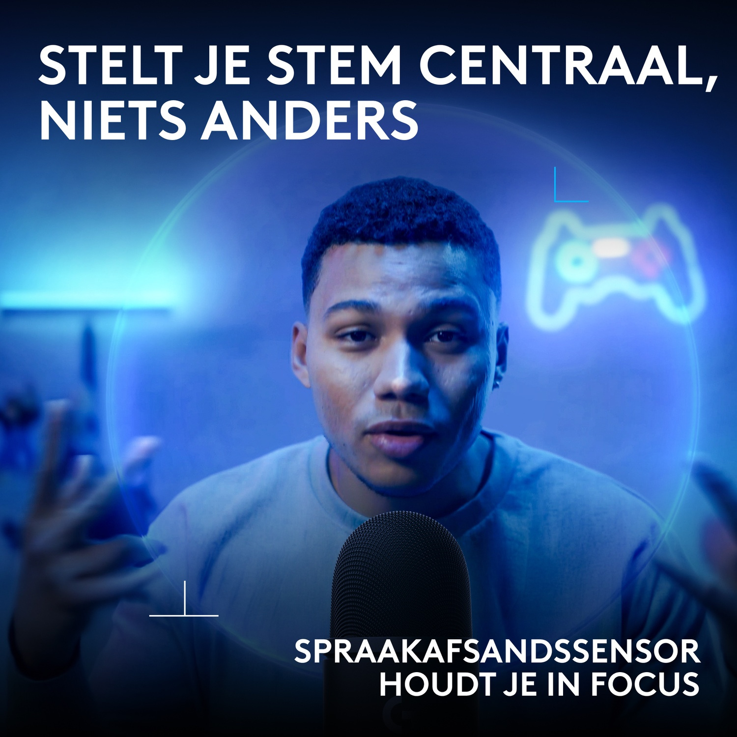 Een jonge man spreekt in een microfoon met blauwe belichting en Nederlandse tekst.