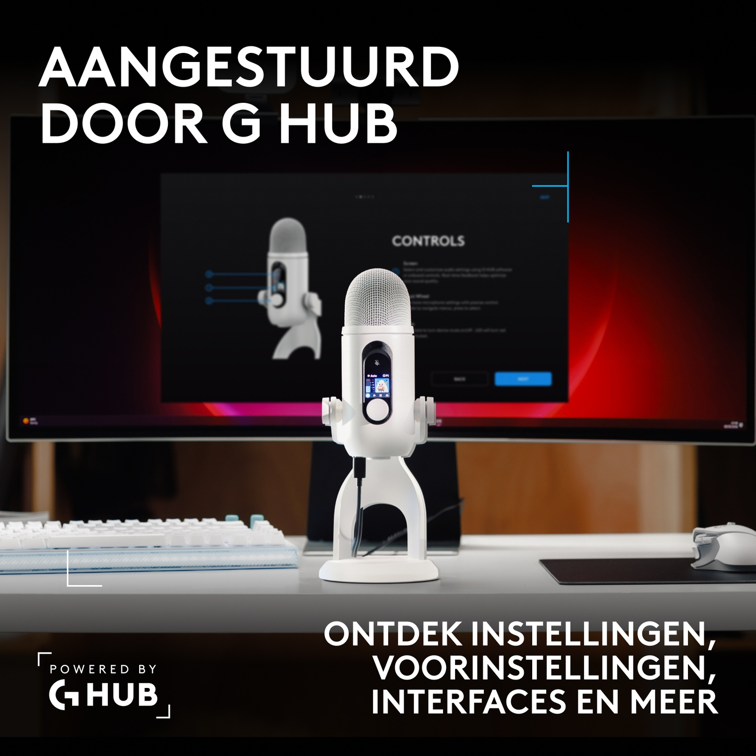 Een witte USB-microfoon met scherm staat op een bureau voor een monitor, met Nederlandse tekst.