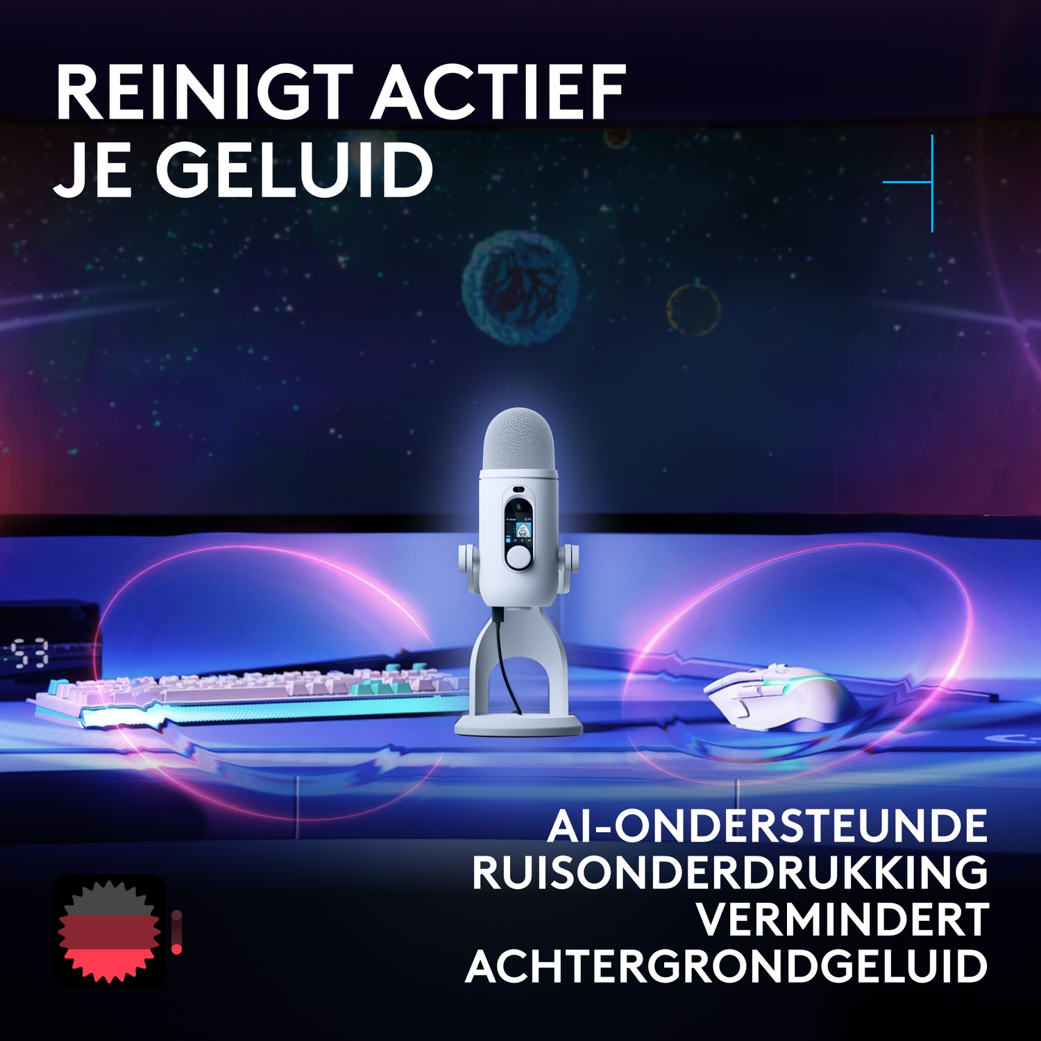 Een witte microfoon met standaard op een bureau voor een monitor met kosmische achtergrond en tekst.