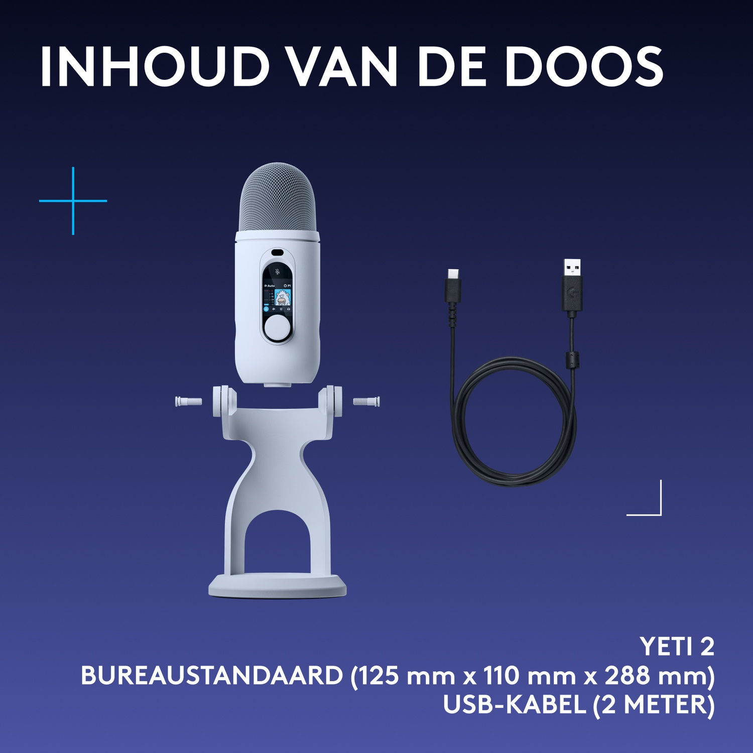 Witte microfoon op standaard en zwarte USB-kabel op blauwe achtergrond.