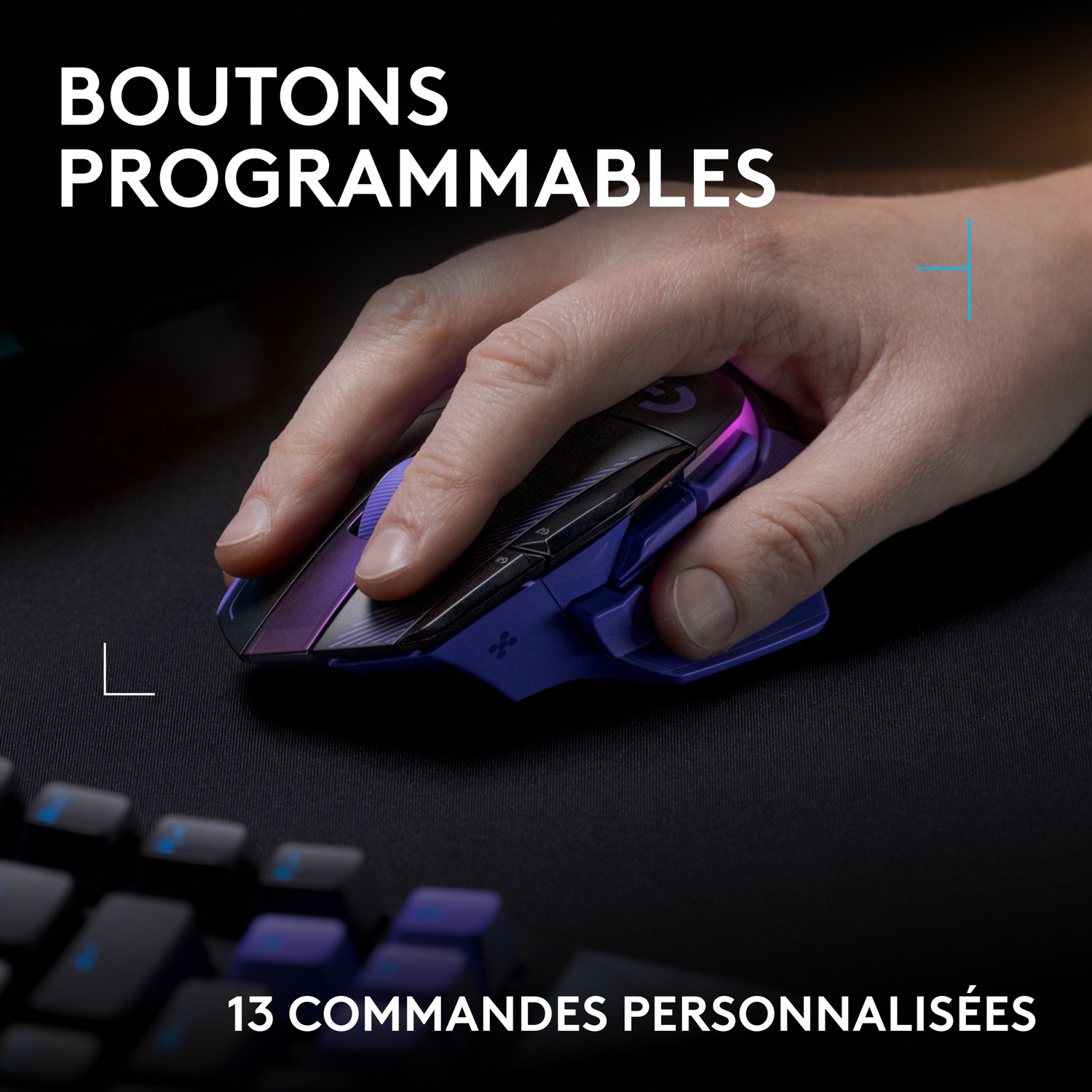 Une main repose sur une souris de jeu violette avec des boutons programmables sur un tapis.