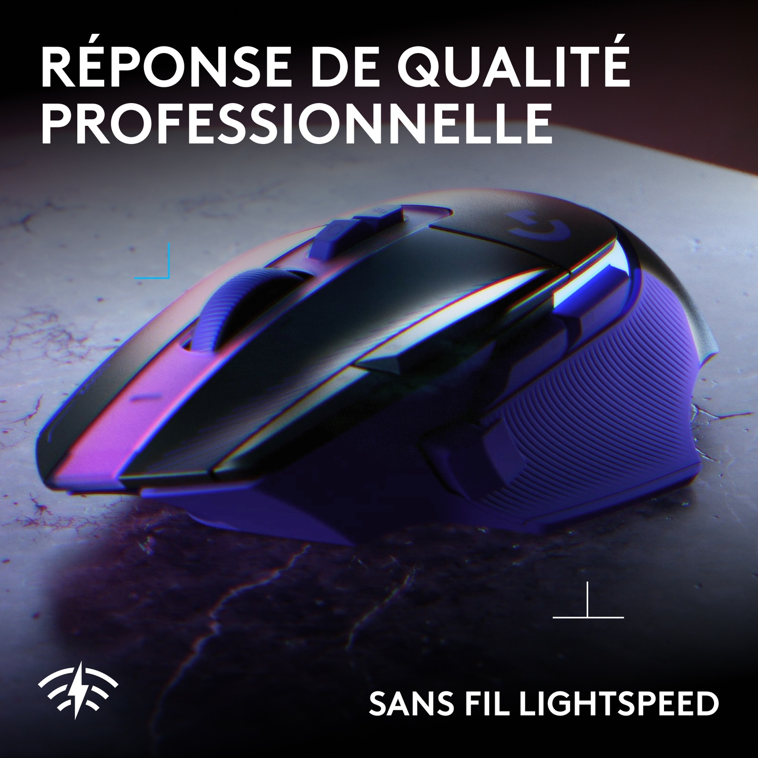 Une souris de jeu sans fil noire avec un éclairage bleu sur une surface sombre et du texte en français.