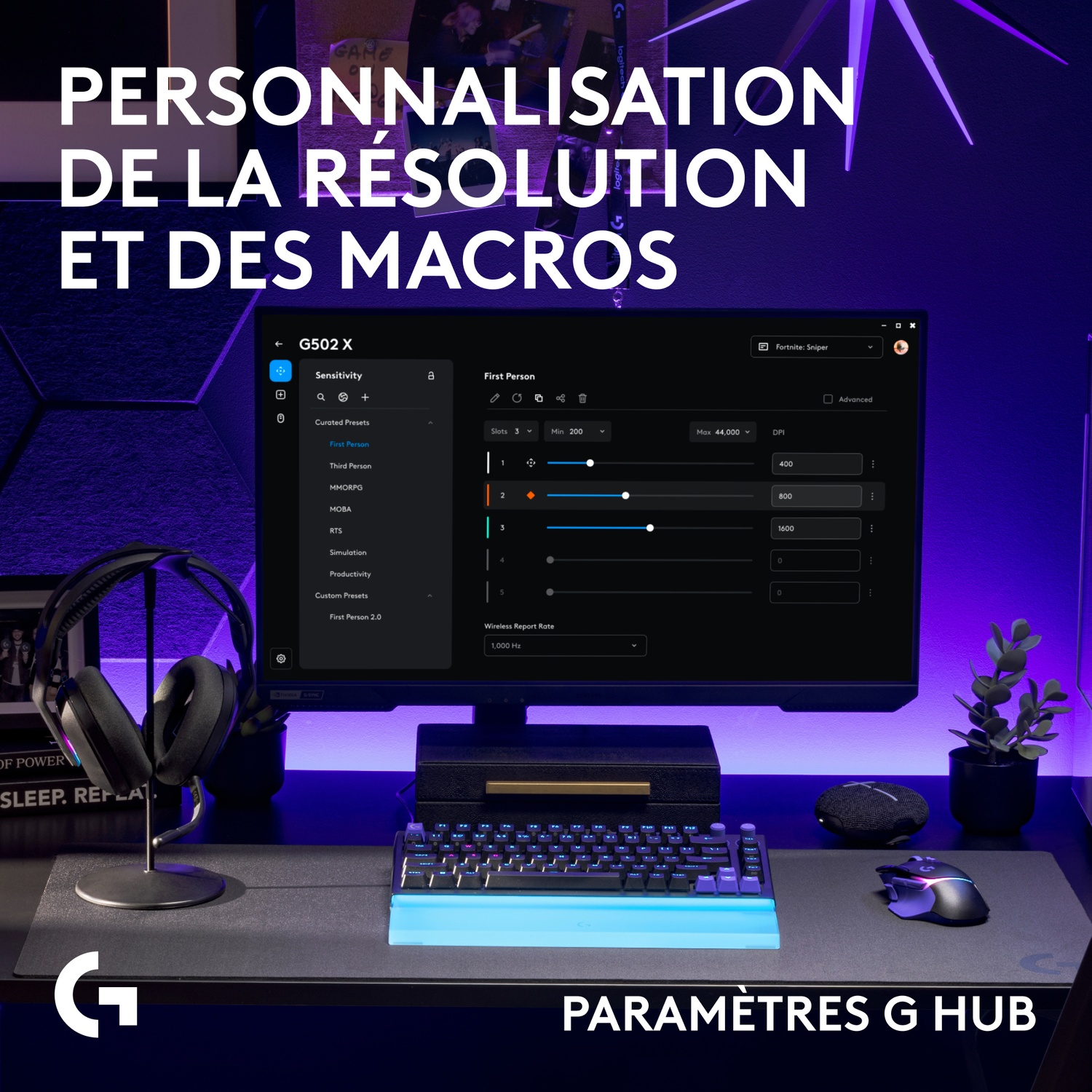 Configuration de jeu avec moniteur, clavier lumineux, souris, casque et plante en pot.