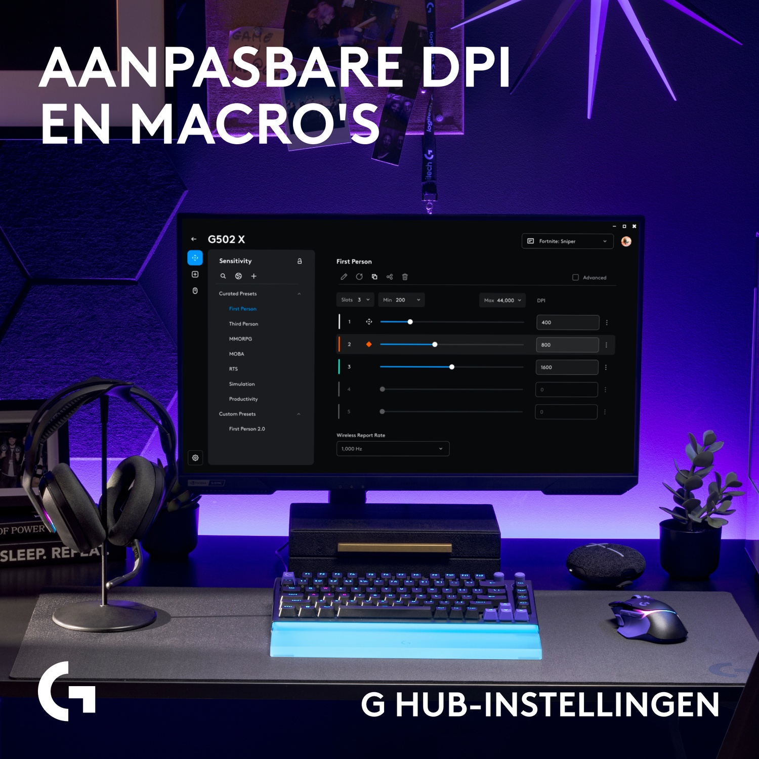 Een gaming-opstelling toont een monitor met software-instellingen, een verlicht toetsenbord en een muis in een blauw verlichte kamer.