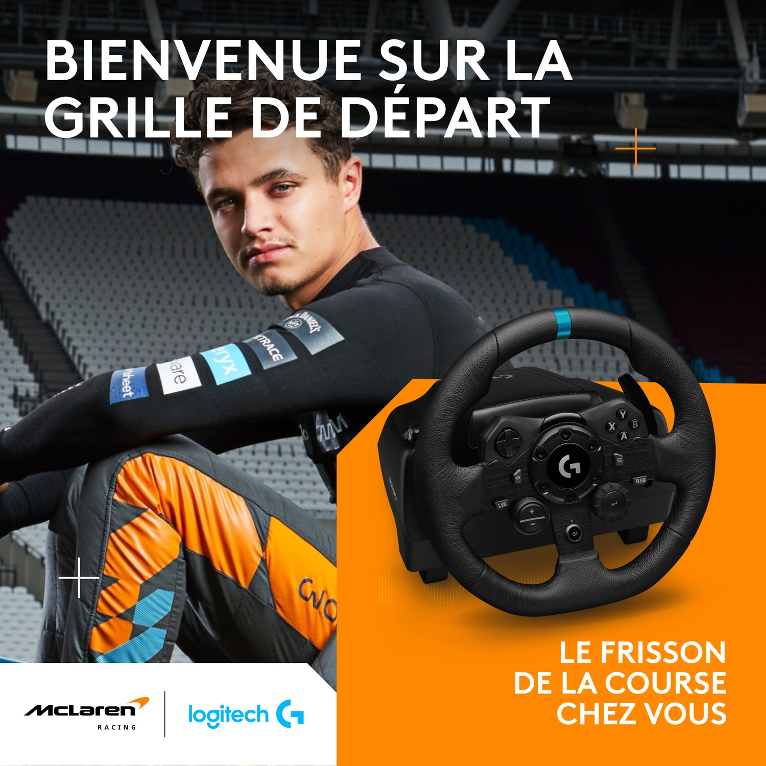 Pilote en combinaison devant des tribunes, à côté d'un volant Logitech noir sur fond orange.