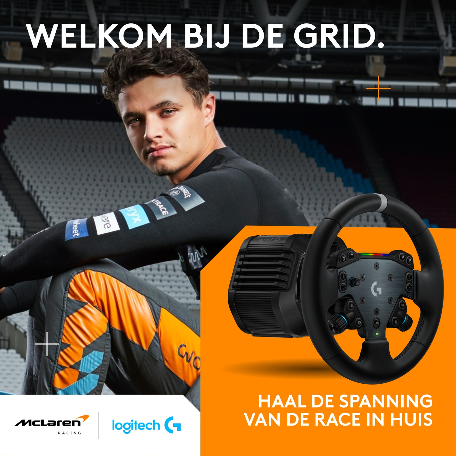 Coureur in McLaren-uitrusting met stadionachtergrond en een Logitech-stuurwiel op een oranje achtergrond.