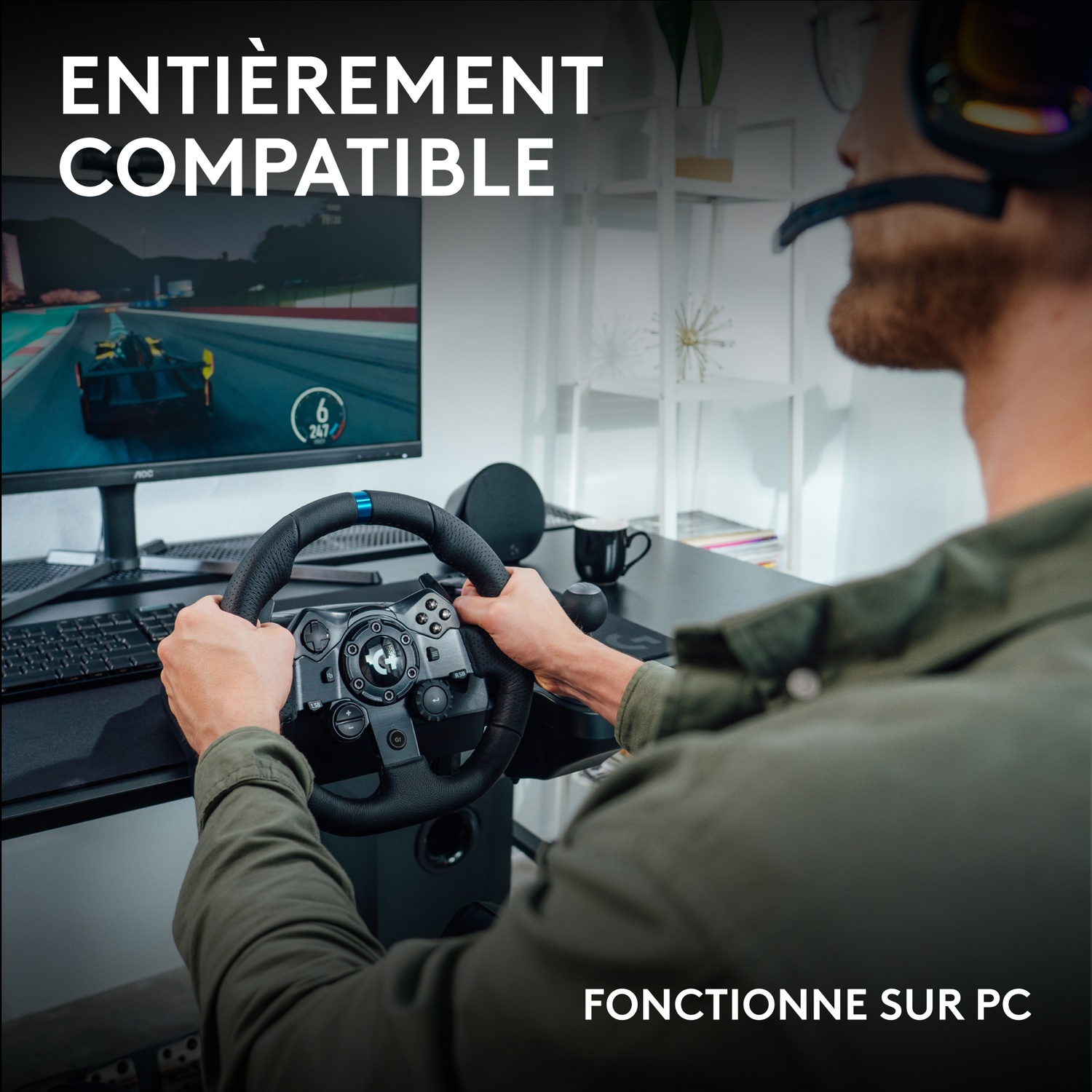 Un joueur utilise un volant et un casque sur PC, avec les textes "ENTIÈREMENT COMPATIBLE" et "FONCTIONNE SUR PC".