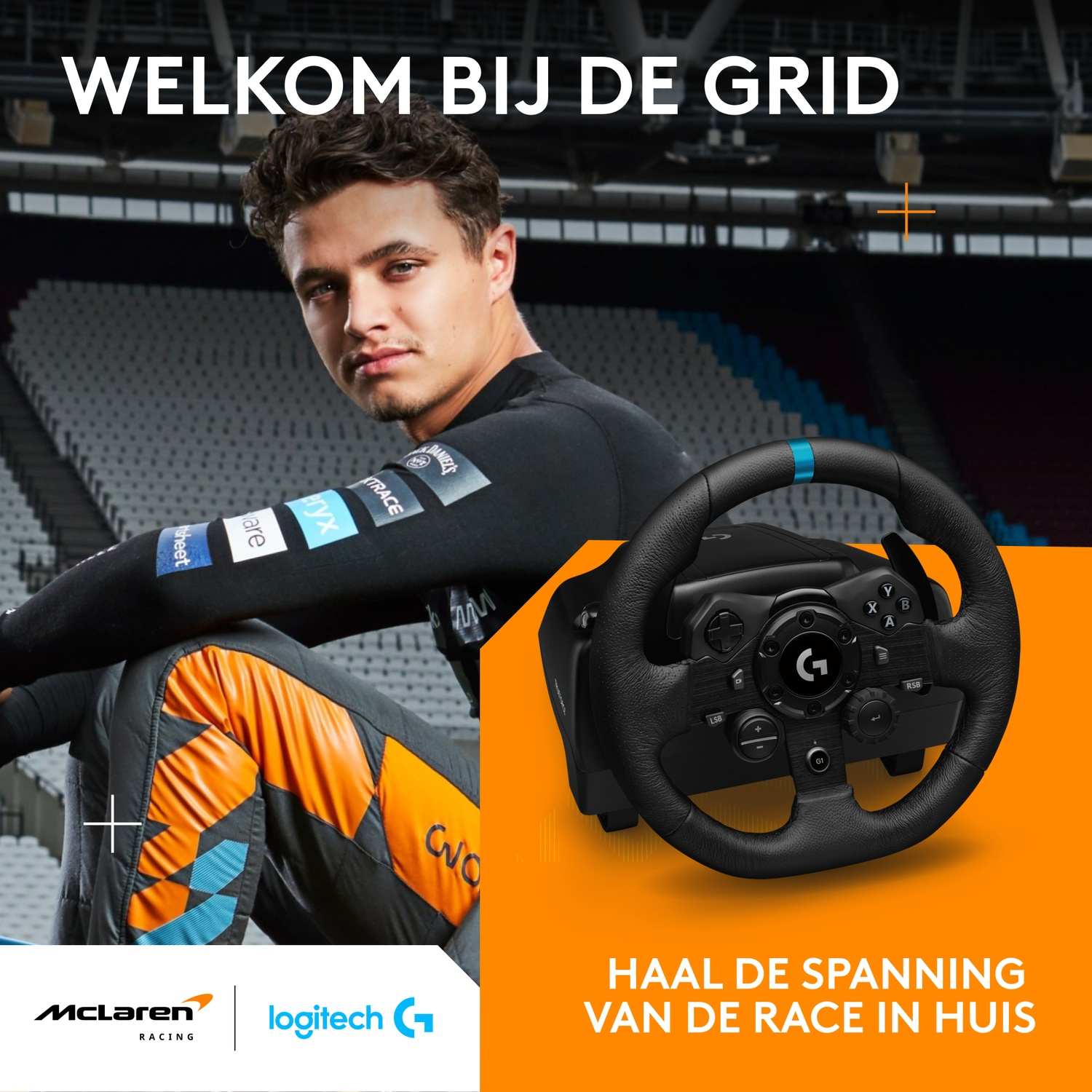 Een coureur zit in een stadion naast een zwart Logitech-stuur op een oranje achtergrond met tekst.