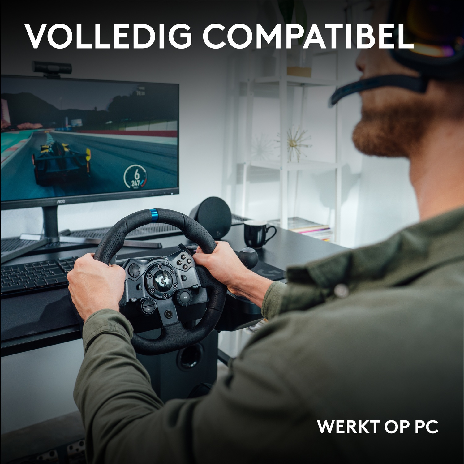 Een man speelt een racespel met stuurwiel en headset, met een monitor die een raceauto toont.