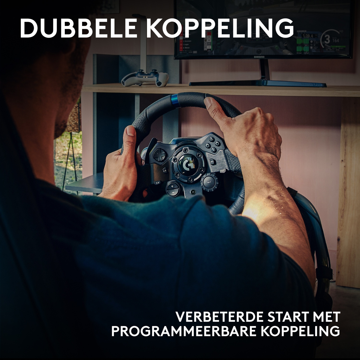 Een persoon houdt een game-stuur vast voor een monitor met een racespiel en tekst overlays.