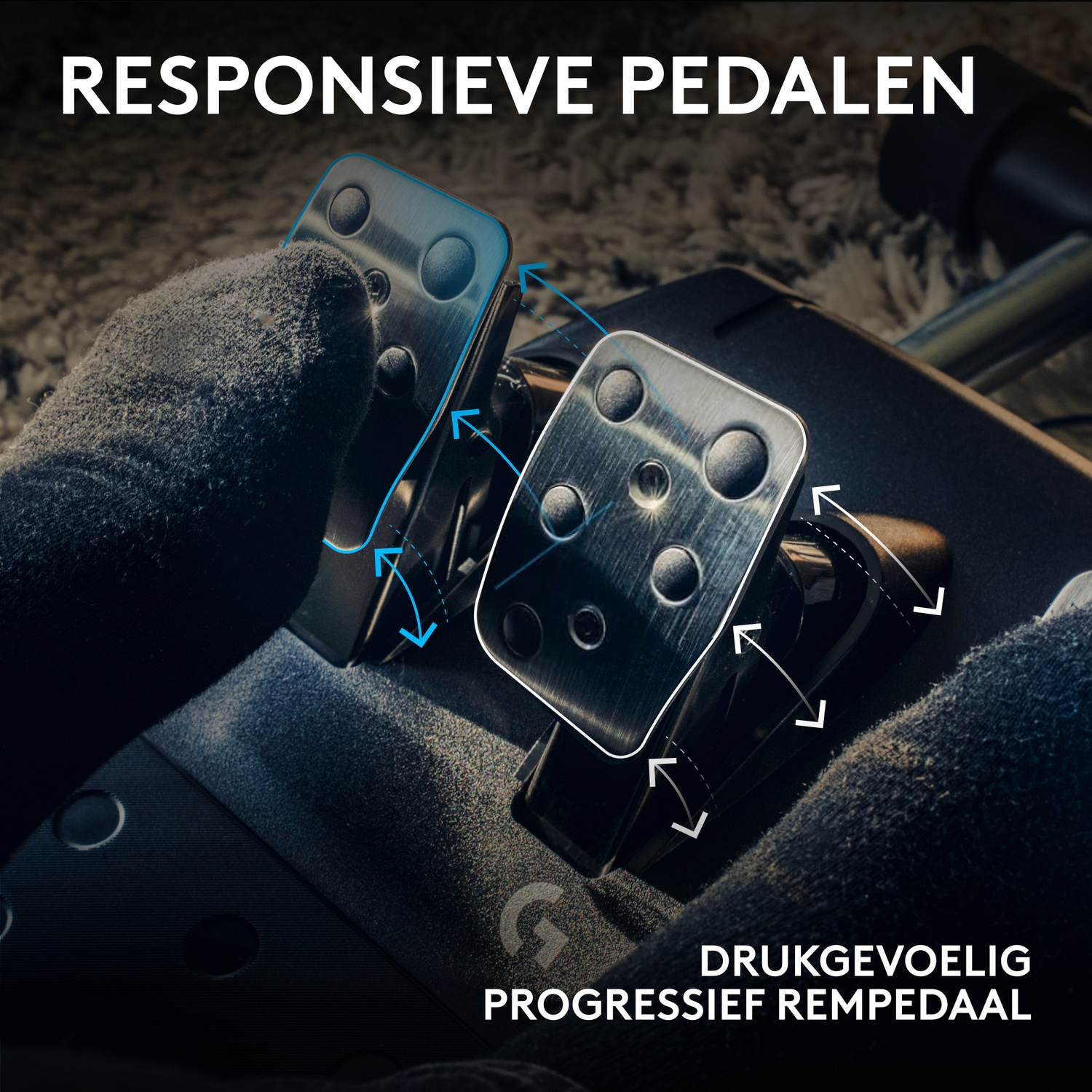 Close-up van een racestuurpedalenset met metalen pedalen, pijlen voor verstelbaarheid en Nederlandse tekst.