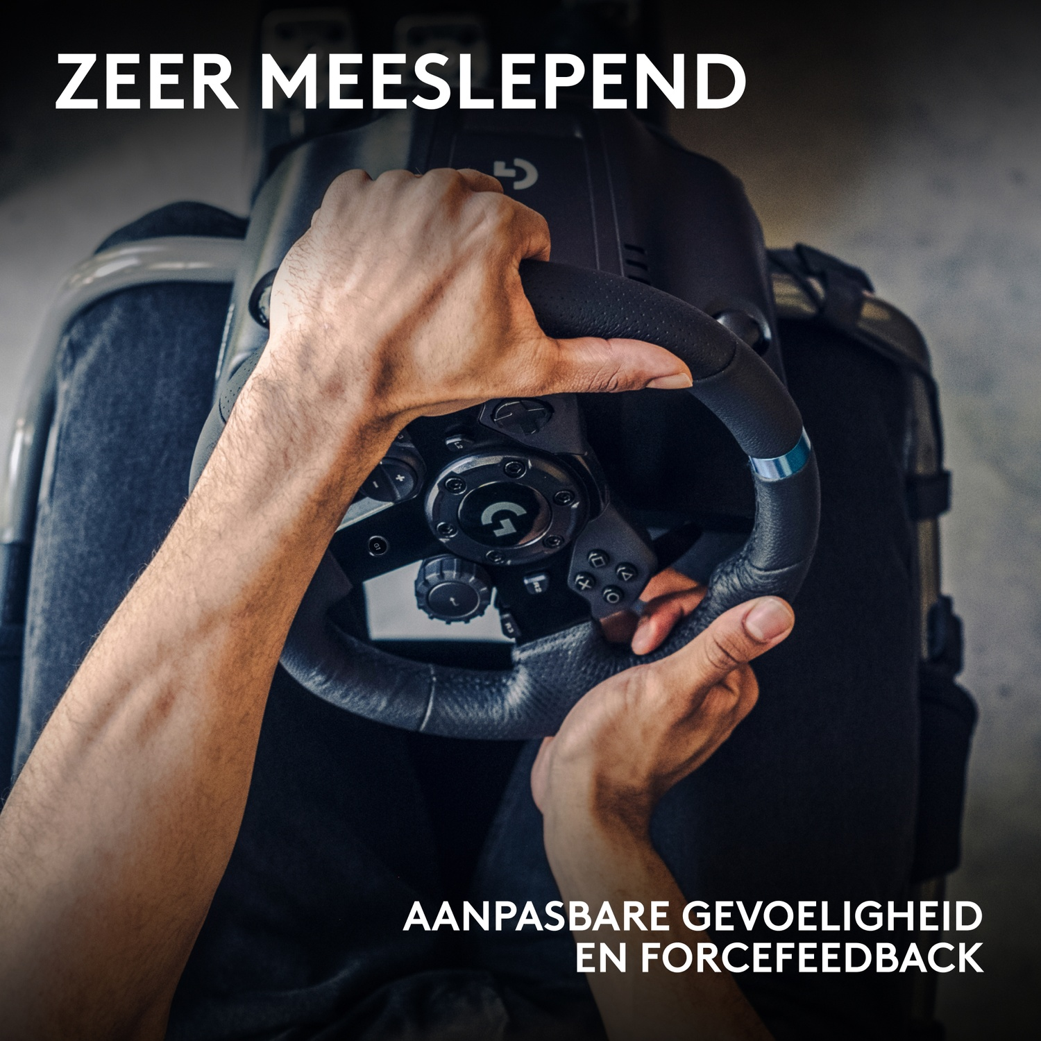 Persoon houdt een zwart Logitech-racestuur vast, met tekst bovenaan en onderaan.