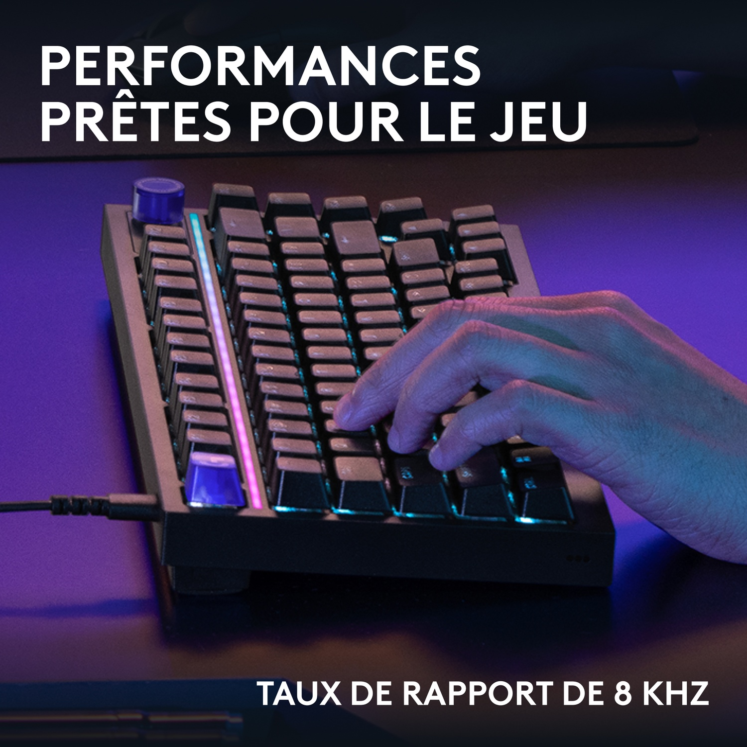 Une main tape sur un clavier de jeu noir avec un éclairage bleu.