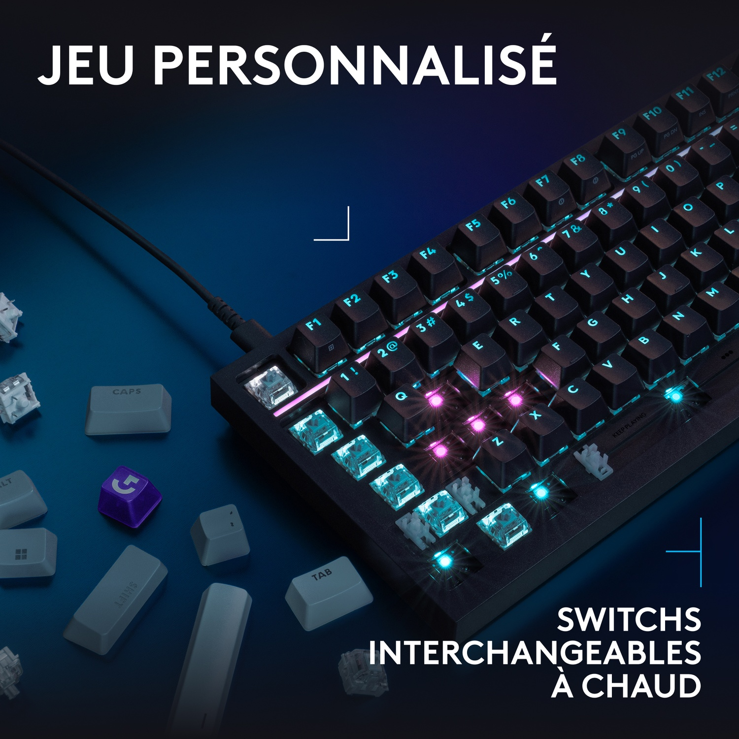 Clavier mécanique noir avec interrupteurs lumineux, touches détachées et texte en français sur fond bleu.