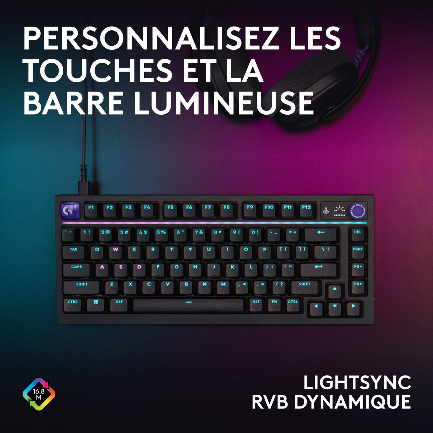Un clavier de jeu noir avec éclairage RVB, un casque au-dessus et du texte en français en arrière-plan.