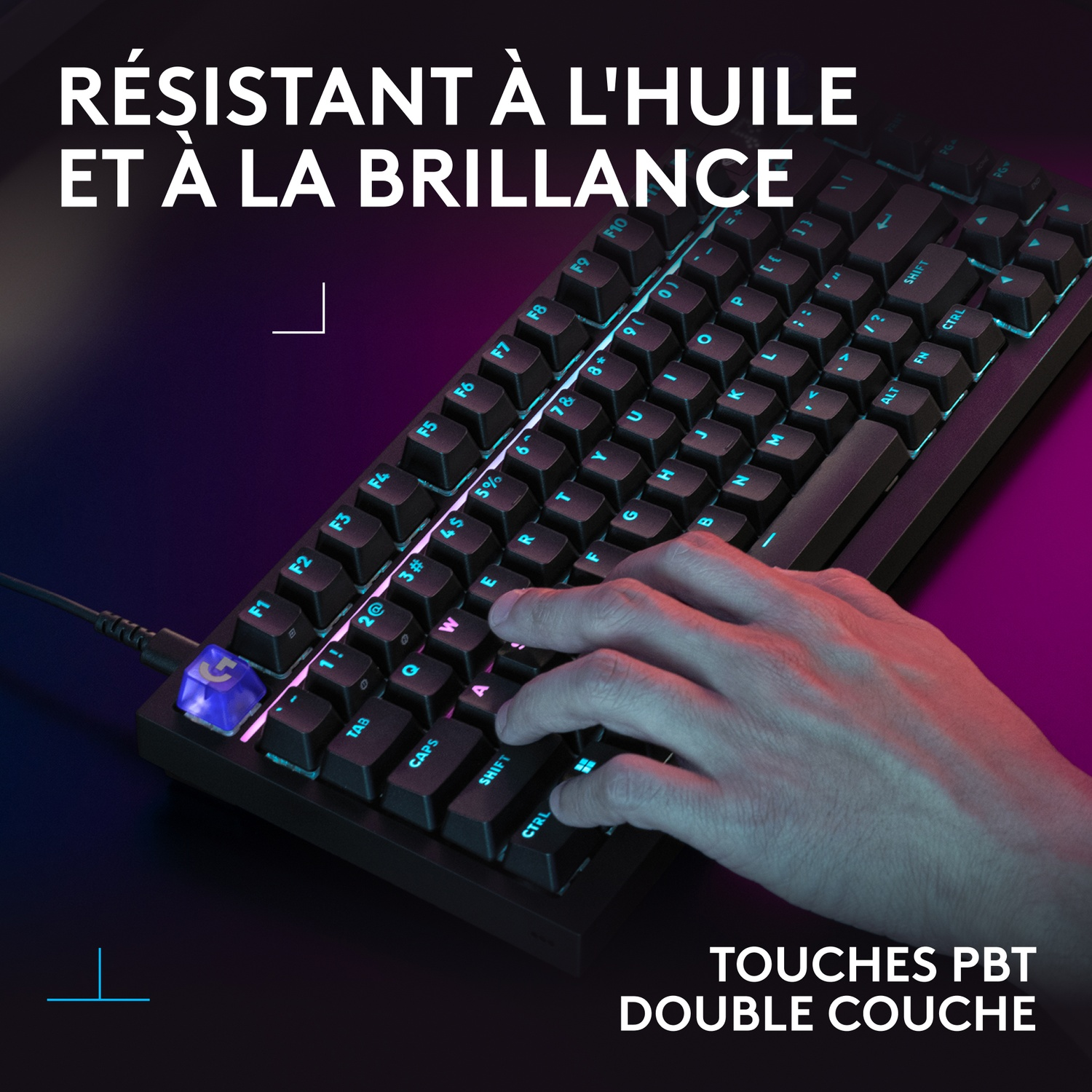 Une main tape sur un clavier mécanique noir avec rétroéclairage bleu et texte publicitaire.
