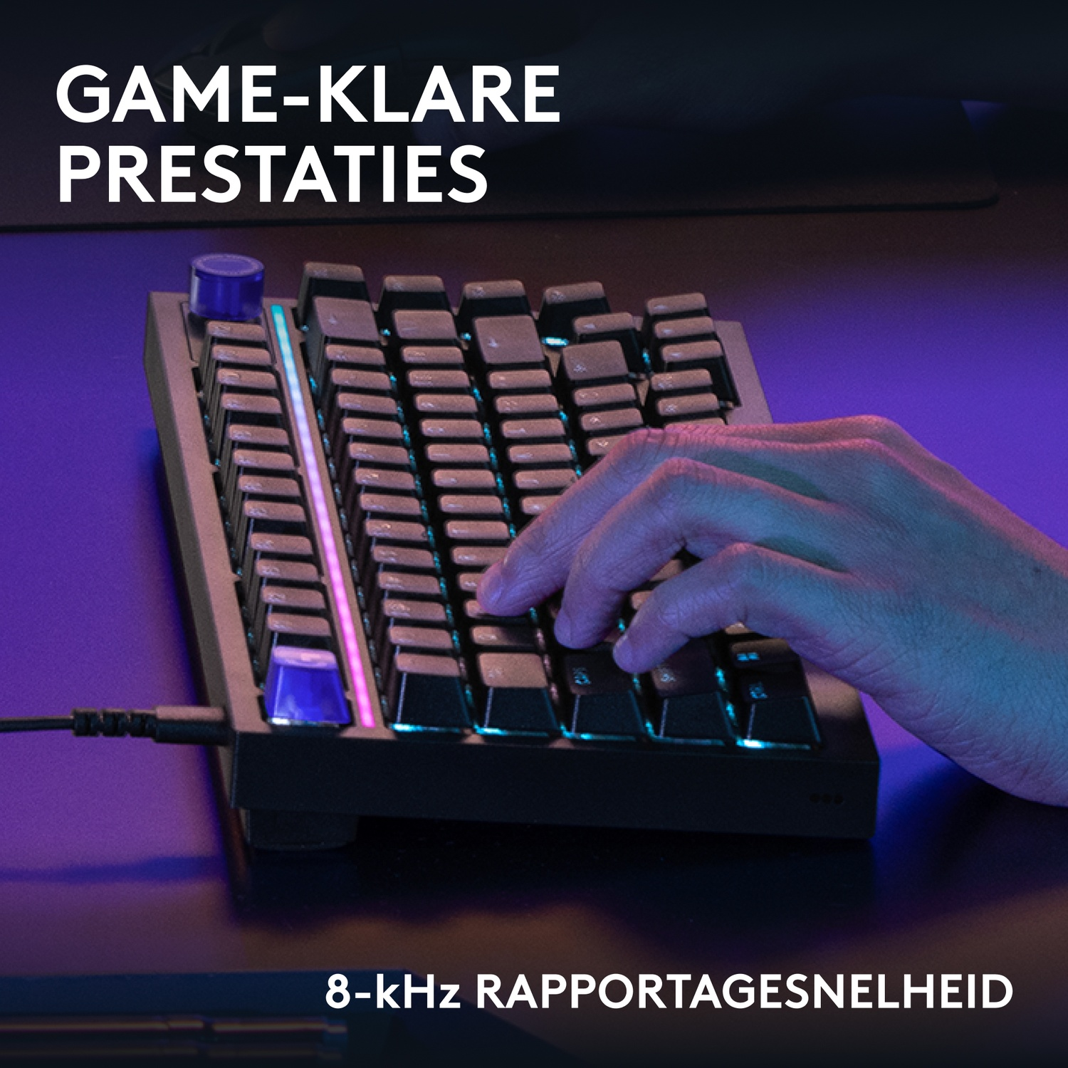 Een hand typt op een zwart mechanisch gamingtoetsenbord met blauwe accenttoetsen, verlicht in paars en turquoise.