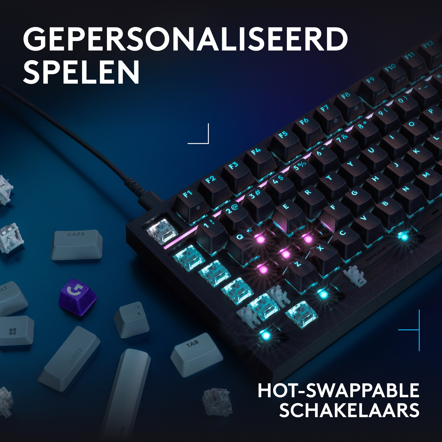 Een zwart mechanisch toetsenbord met oplichtende switches en losse toetsen op een blauw oppervlak.