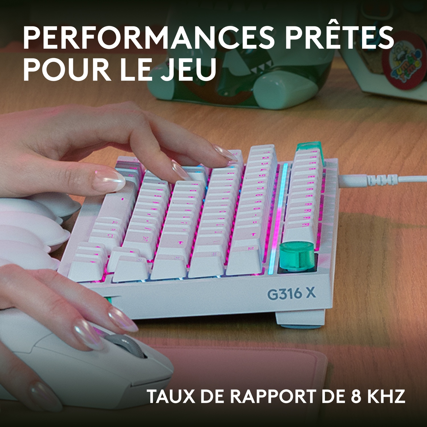 Une personne utilise un clavier blanc G316 X et une souris assortie sur un bureau en bois.
