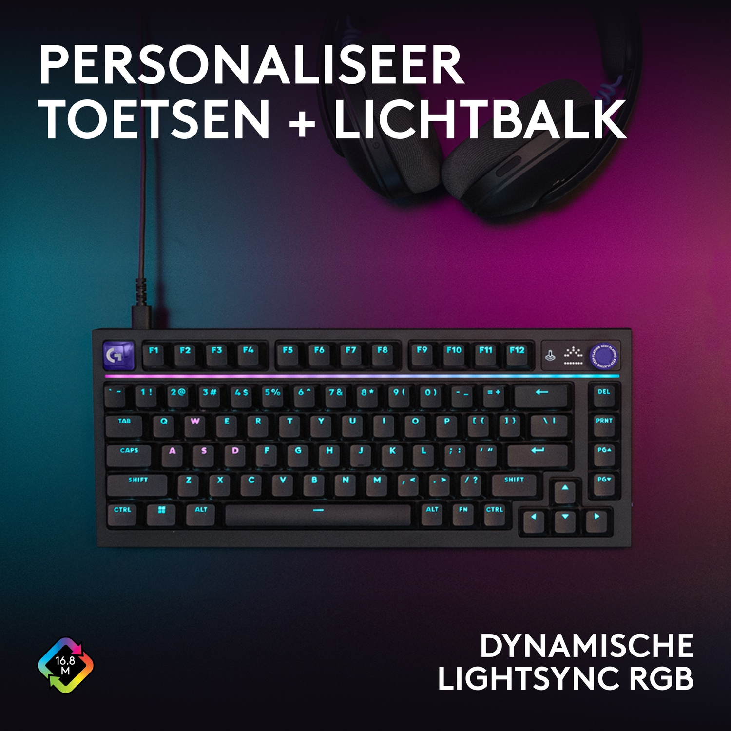 Een zwart mechanisch toetsenbord met RGB-verlichting, tekst en een koptelefoon op een tweekleurig oppervlak.