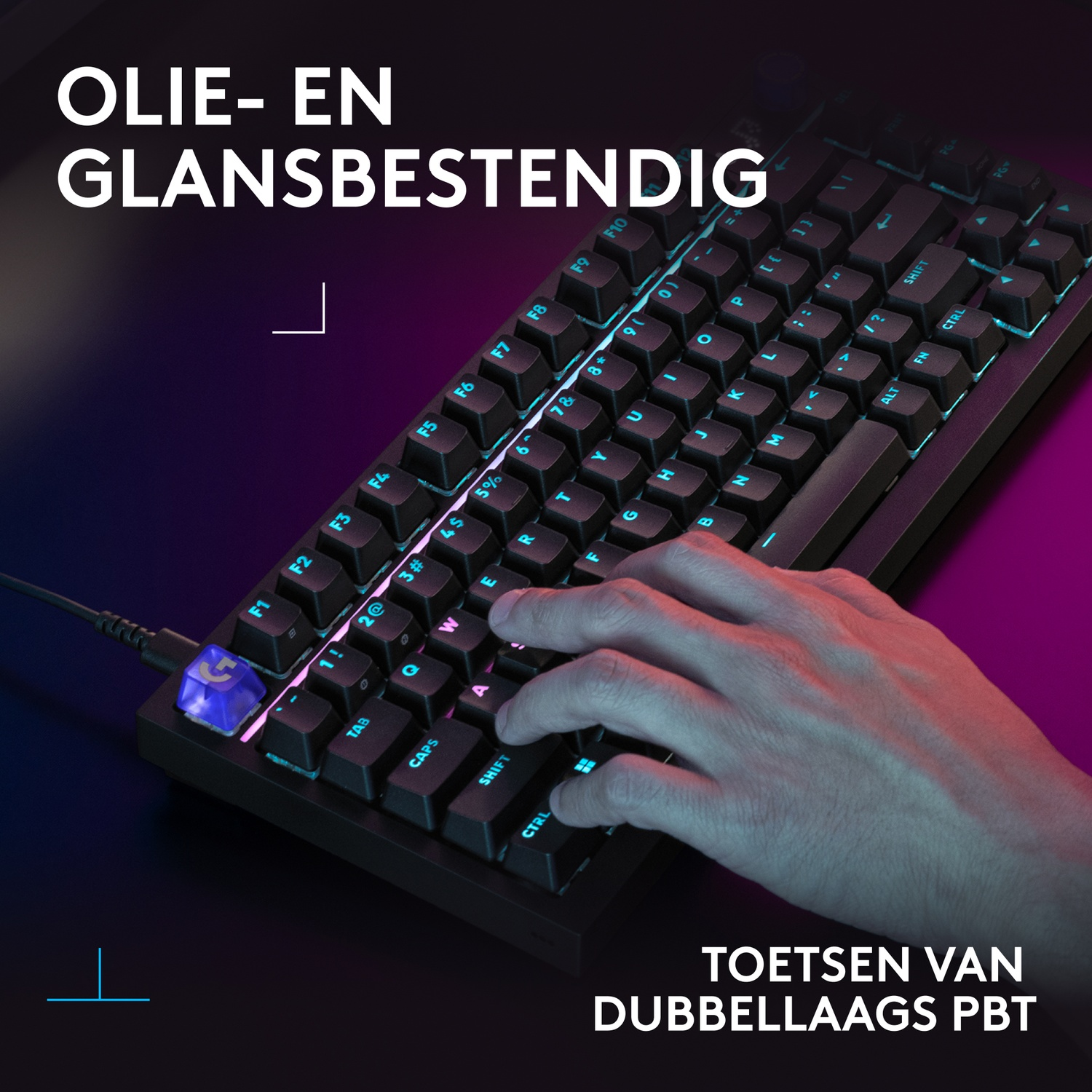 Een hand typt op een zwart mechanisch toetsenbord met blauwe achtergrondverlichting.