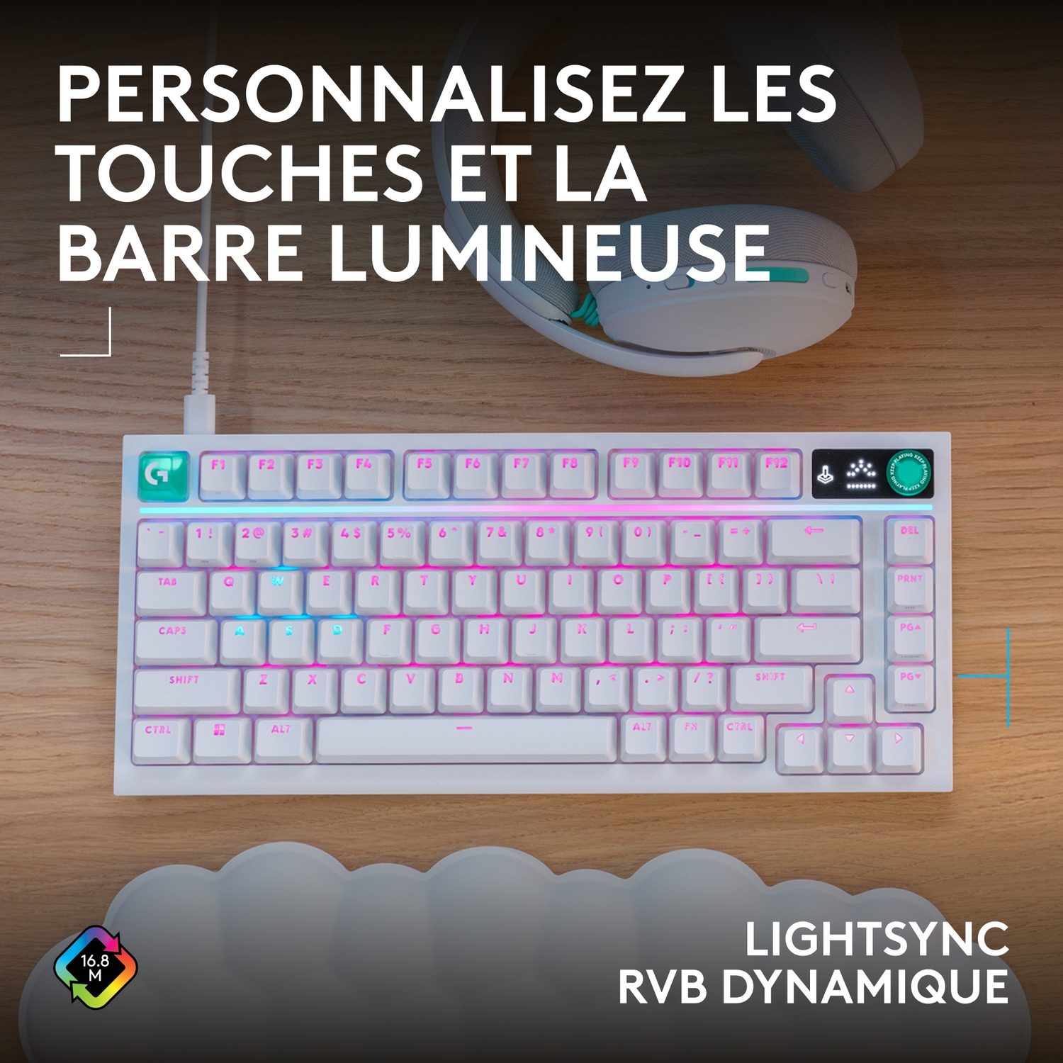 Clavier gaming blanc avec éclairage RGB, casque et repose-poignet nuage sur bois.