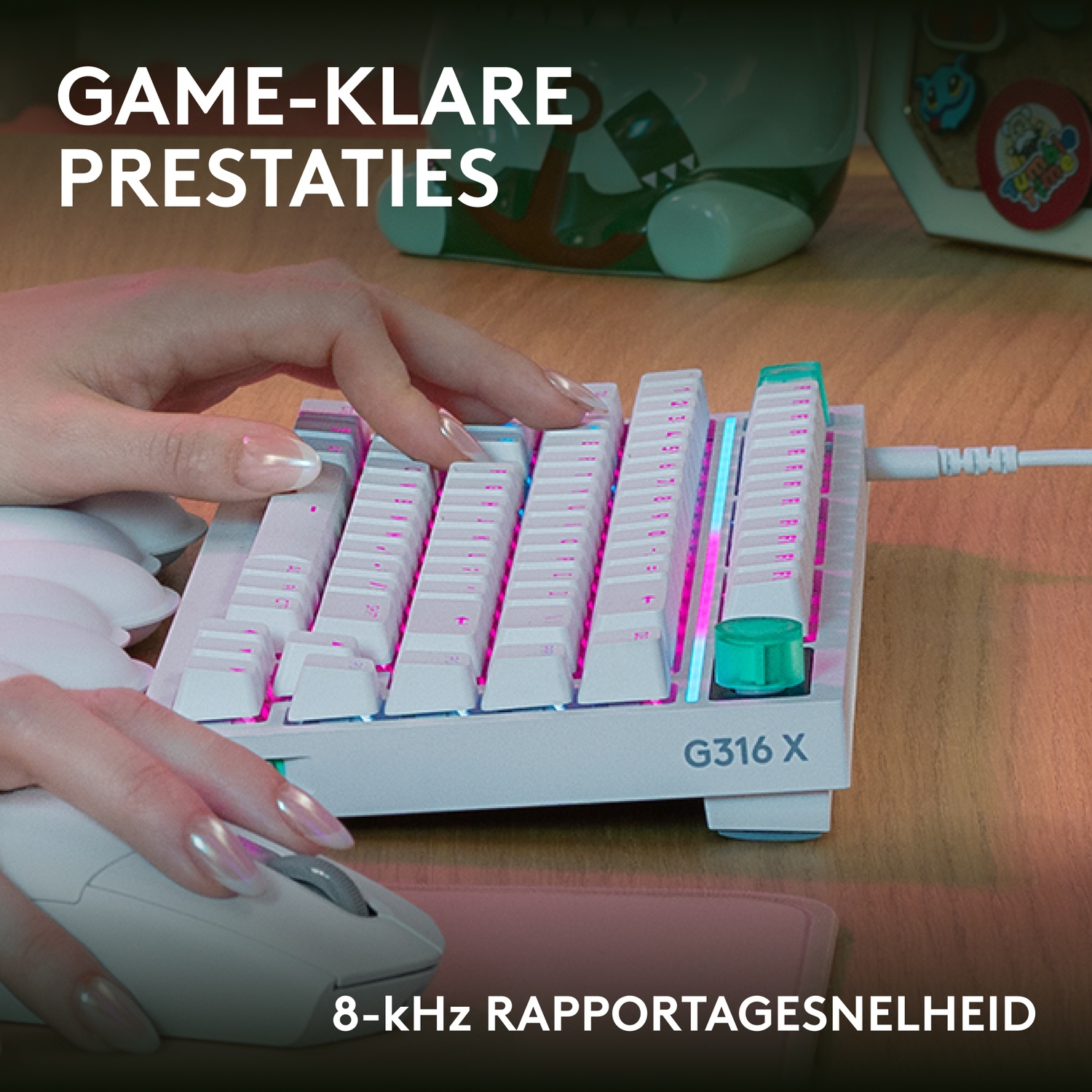 Een hand typt op een wit G316 X toetsenbord en een andere gebruikt een witte muis.