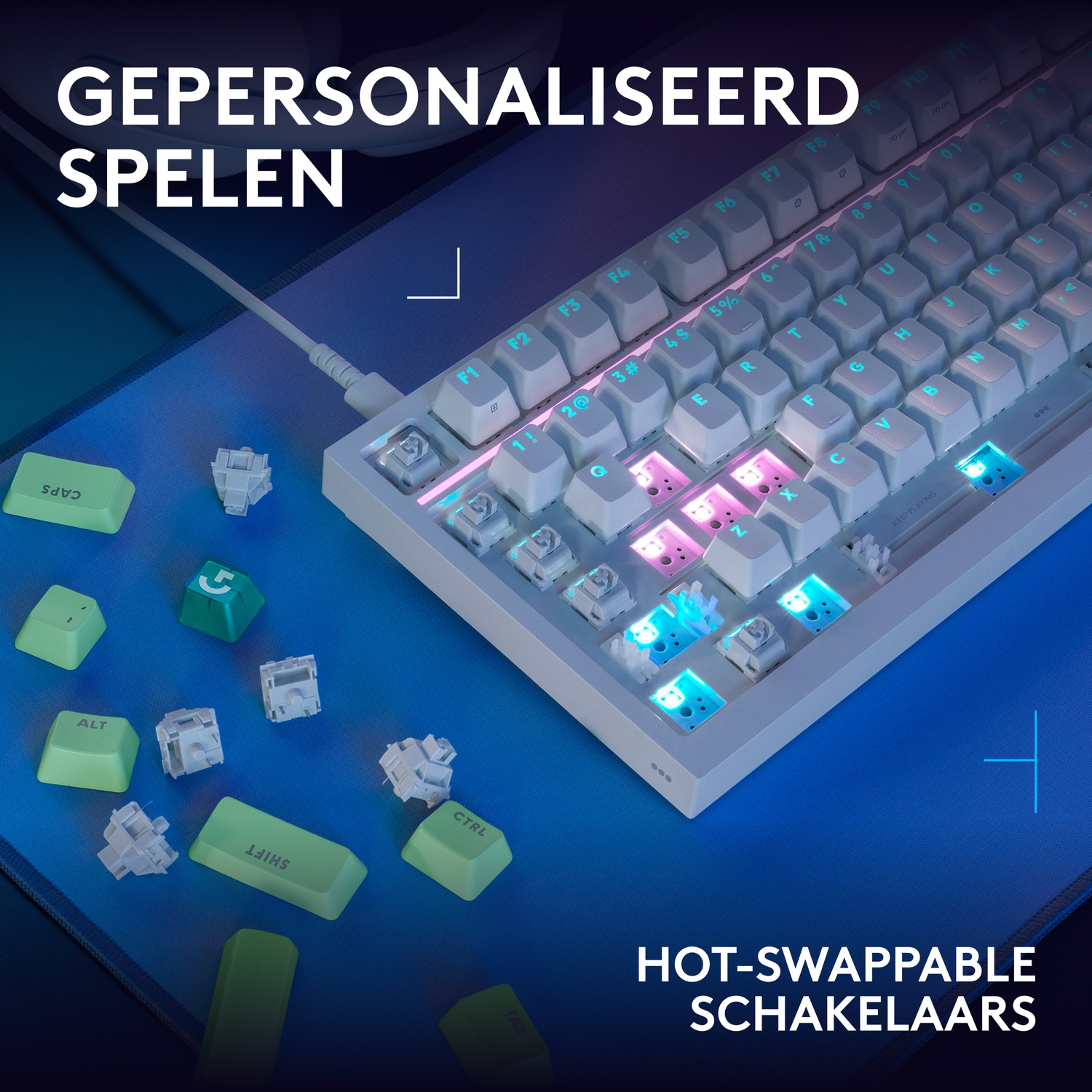 Een wit mechanisch toetsenbord met verwisselbare toetsen en schakelaars op een blauwe muismat.