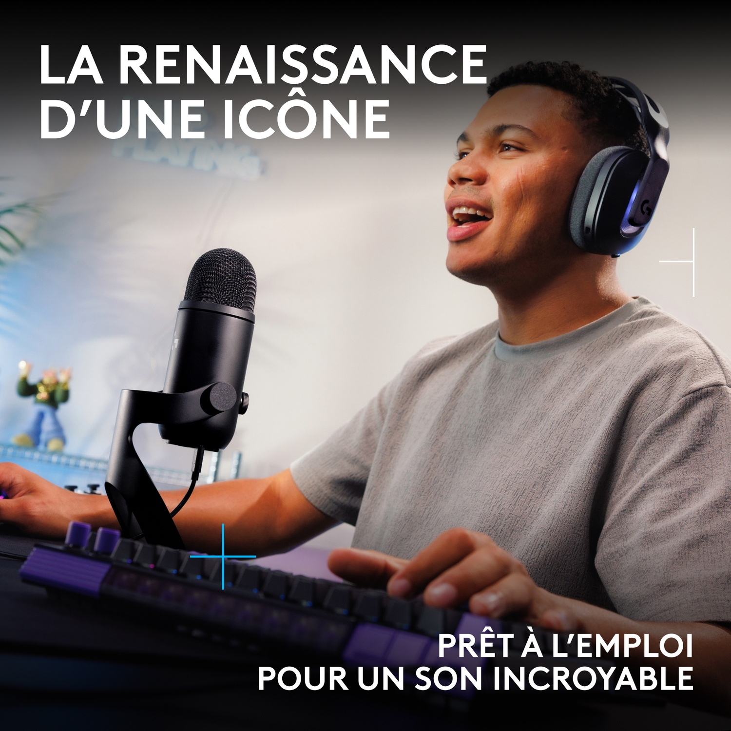 Un jeune homme casqué streame devant un micro et un clavier, avec du texte en français.