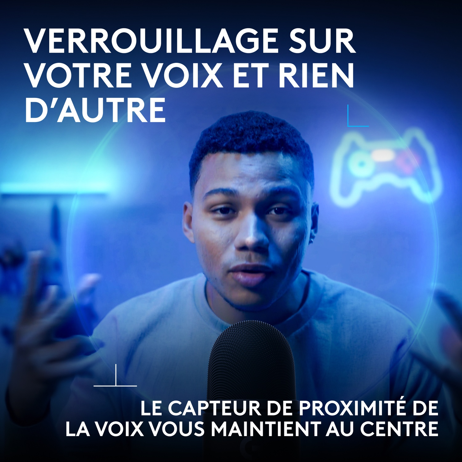 Un jeune homme parle dans un microphone devant un fond éclairé en bleu avec du texte en français.