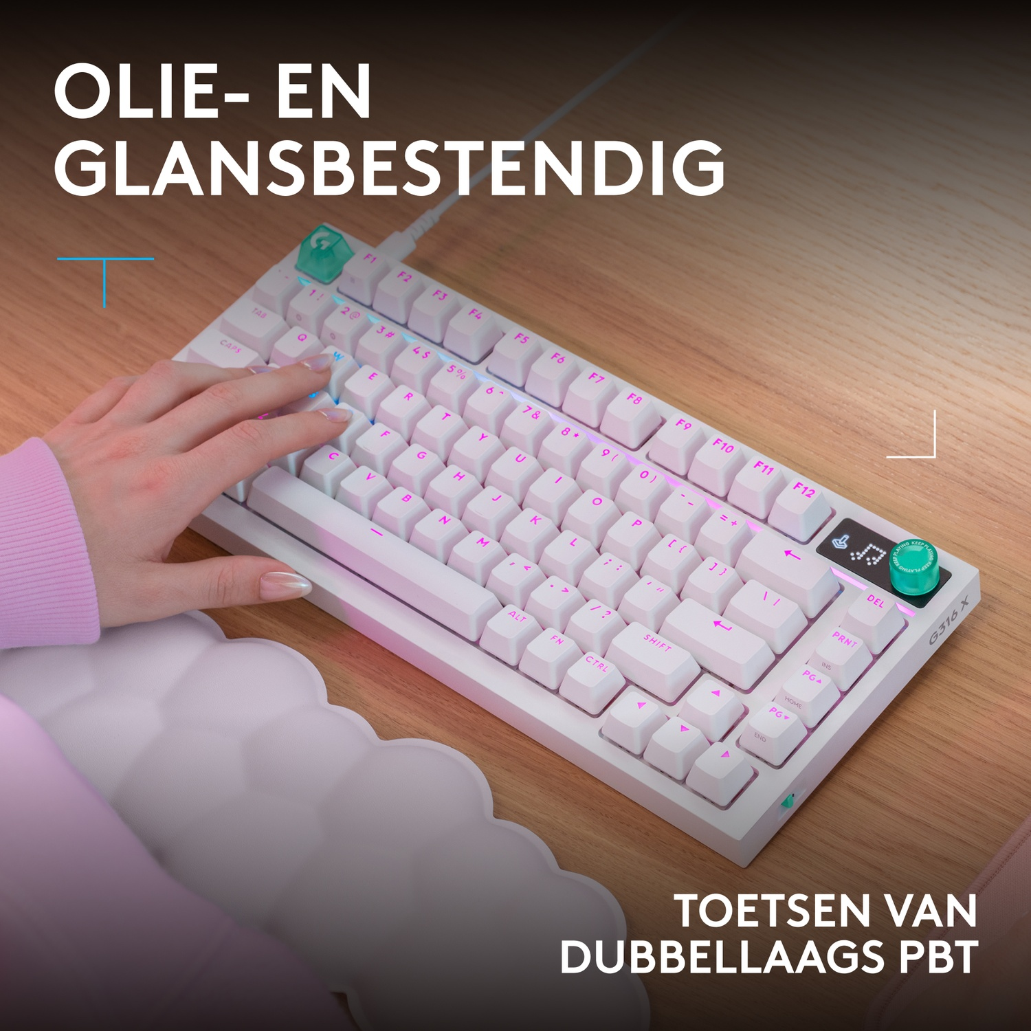 Hand typend op een wit mechanisch toetsenbord met turquoise accenten en display.